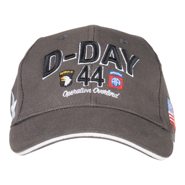 215080 Baseball cap D Day Normandy21 Maak kennis met de D-Day Normandy 1944 WWII baseball cap, een eerbetoon aan een historische gebeurtenis. Deze cap, onderdeel van de D-Day Normandy serie, combineert stijl en geschiedenis met een perfecte pasvorm die zorgt voor optimaal draagcomfort. Op de voorkant prijken de geallieerde ster, de 101st Airborne Division "screaming eagle", en de 82nd Airborne Division, allemaal in gedetailleerd 3D borduurwerk. Gemaakt van 100% katoen, biedt deze cap ademend vermogen en duurzaamheid. De verstelbare lederen strap aan de achterkant zorgt voor een perfecte pasvorm voor elke drager. De cap is ideaal voor dagelijks gebruik en voor iedereen die een stukje geschiedenis wil dragen.