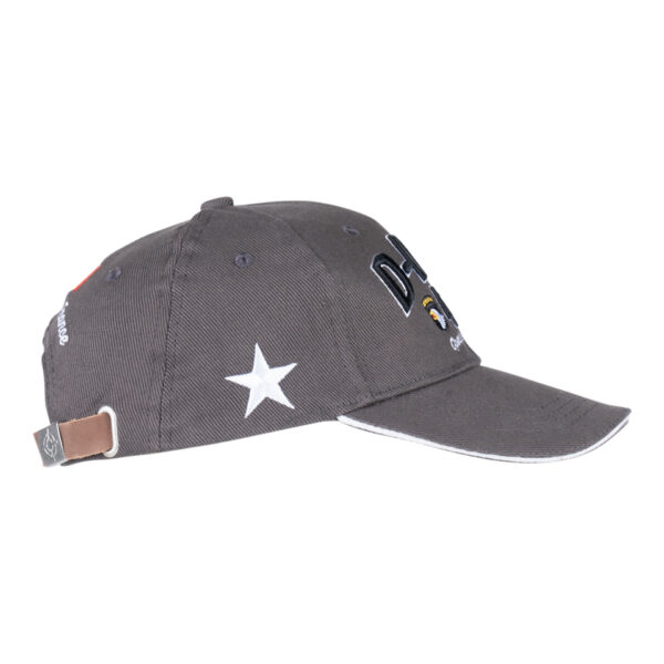 215080 Baseball cap D Day Normandy22 Maak kennis met de D-Day Normandy 1944 WWII baseball cap, een eerbetoon aan een historische gebeurtenis. Deze cap, onderdeel van de D-Day Normandy serie, combineert stijl en geschiedenis met een perfecte pasvorm die zorgt voor optimaal draagcomfort. Op de voorkant prijken de geallieerde ster, de 101st Airborne Division "screaming eagle", en de 82nd Airborne Division, allemaal in gedetailleerd 3D borduurwerk. Gemaakt van 100% katoen, biedt deze cap ademend vermogen en duurzaamheid. De verstelbare lederen strap aan de achterkant zorgt voor een perfecte pasvorm voor elke drager. De cap is ideaal voor dagelijks gebruik en voor iedereen die een stukje geschiedenis wil dragen.