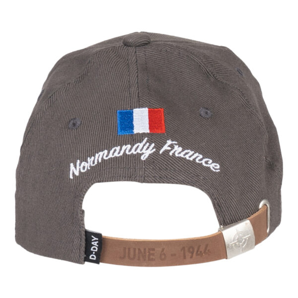 215080 Baseball cap D Day Normandy23 Maak kennis met de D-Day Normandy 1944 WWII baseball cap, een eerbetoon aan een historische gebeurtenis. Deze cap, onderdeel van de D-Day Normandy serie, combineert stijl en geschiedenis met een perfecte pasvorm die zorgt voor optimaal draagcomfort. Op de voorkant prijken de geallieerde ster, de 101st Airborne Division "screaming eagle", en de 82nd Airborne Division, allemaal in gedetailleerd 3D borduurwerk. Gemaakt van 100% katoen, biedt deze cap ademend vermogen en duurzaamheid. De verstelbare lederen strap aan de achterkant zorgt voor een perfecte pasvorm voor elke drager. De cap is ideaal voor dagelijks gebruik en voor iedereen die een stukje geschiedenis wil dragen.