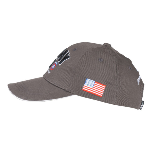 215080 Baseball cap D Day Normandy24 Maak kennis met de D-Day Normandy 1944 WWII baseball cap, een eerbetoon aan een historische gebeurtenis. Deze cap, onderdeel van de D-Day Normandy serie, combineert stijl en geschiedenis met een perfecte pasvorm die zorgt voor optimaal draagcomfort. Op de voorkant prijken de geallieerde ster, de 101st Airborne Division "screaming eagle", en de 82nd Airborne Division, allemaal in gedetailleerd 3D borduurwerk. Gemaakt van 100% katoen, biedt deze cap ademend vermogen en duurzaamheid. De verstelbare lederen strap aan de achterkant zorgt voor een perfecte pasvorm voor elke drager. De cap is ideaal voor dagelijks gebruik en voor iedereen die een stukje geschiedenis wil dragen.