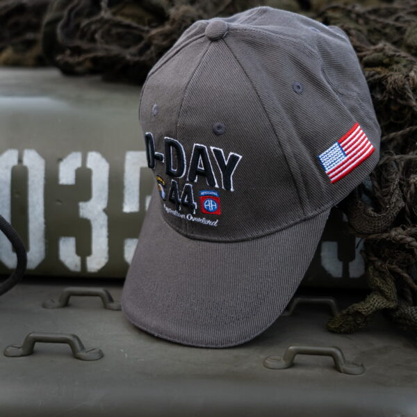 215080 Baseball cap D Day Normandy25 Maak kennis met de D-Day Normandy 1944 WWII baseball cap, een eerbetoon aan een historische gebeurtenis. Deze cap, onderdeel van de D-Day Normandy serie, combineert stijl en geschiedenis met een perfecte pasvorm die zorgt voor optimaal draagcomfort. Op de voorkant prijken de geallieerde ster, de 101st Airborne Division "screaming eagle", en de 82nd Airborne Division, allemaal in gedetailleerd 3D borduurwerk. Gemaakt van 100% katoen, biedt deze cap ademend vermogen en duurzaamheid. De verstelbare lederen strap aan de achterkant zorgt voor een perfecte pasvorm voor elke drager. De cap is ideaal voor dagelijks gebruik en voor iedereen die een stukje geschiedenis wil dragen.