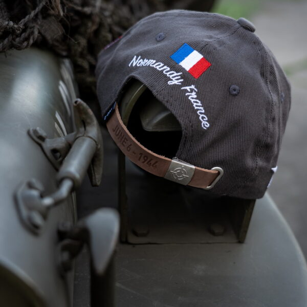 215080 Baseball cap D Day Normandy26 Maak kennis met de D-Day Normandy 1944 WWII baseball cap, een eerbetoon aan een historische gebeurtenis. Deze cap, onderdeel van de D-Day Normandy serie, combineert stijl en geschiedenis met een perfecte pasvorm die zorgt voor optimaal draagcomfort. Op de voorkant prijken de geallieerde ster, de 101st Airborne Division "screaming eagle", en de 82nd Airborne Division, allemaal in gedetailleerd 3D borduurwerk. Gemaakt van 100% katoen, biedt deze cap ademend vermogen en duurzaamheid. De verstelbare lederen strap aan de achterkant zorgt voor een perfecte pasvorm voor elke drager. De cap is ideaal voor dagelijks gebruik en voor iedereen die een stukje geschiedenis wil dragen.