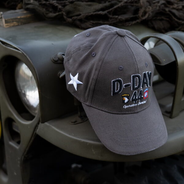 215080 Baseball cap D Day Normandy27 Maak kennis met de D-Day Normandy 1944 WWII baseball cap, een eerbetoon aan een historische gebeurtenis. Deze cap, onderdeel van de D-Day Normandy serie, combineert stijl en geschiedenis met een perfecte pasvorm die zorgt voor optimaal draagcomfort. Op de voorkant prijken de geallieerde ster, de 101st Airborne Division "screaming eagle", en de 82nd Airborne Division, allemaal in gedetailleerd 3D borduurwerk. Gemaakt van 100% katoen, biedt deze cap ademend vermogen en duurzaamheid. De verstelbare lederen strap aan de achterkant zorgt voor een perfecte pasvorm voor elke drager. De cap is ideaal voor dagelijks gebruik en voor iedereen die een stukje geschiedenis wil dragen.
