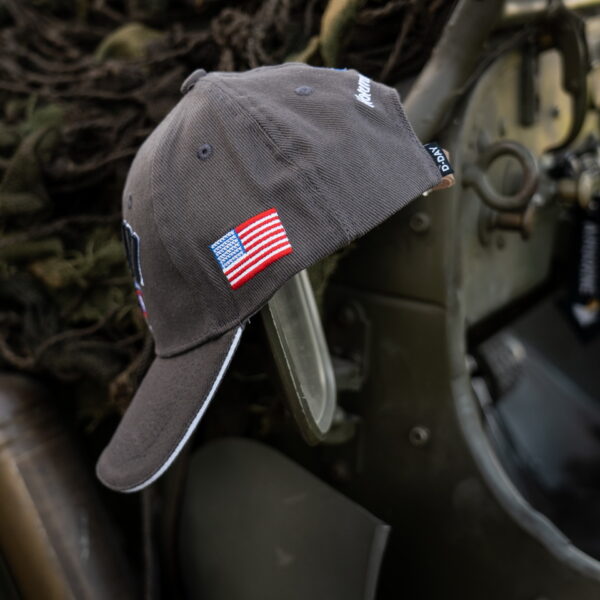215080 Baseball cap D Day Normandy28 Maak kennis met de D-Day Normandy 1944 WWII baseball cap, een eerbetoon aan een historische gebeurtenis. Deze cap, onderdeel van de D-Day Normandy serie, combineert stijl en geschiedenis met een perfecte pasvorm die zorgt voor optimaal draagcomfort. Op de voorkant prijken de geallieerde ster, de 101st Airborne Division "screaming eagle", en de 82nd Airborne Division, allemaal in gedetailleerd 3D borduurwerk. Gemaakt van 100% katoen, biedt deze cap ademend vermogen en duurzaamheid. De verstelbare lederen strap aan de achterkant zorgt voor een perfecte pasvorm voor elke drager. De cap is ideaal voor dagelijks gebruik en voor iedereen die een stukje geschiedenis wil dragen.
