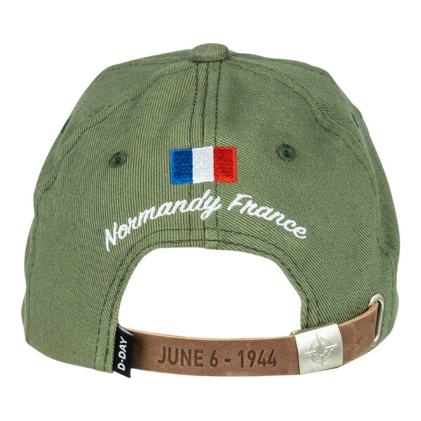 215080 Baseball cap D Day Normandy3 Maak kennis met de D-Day Normandy 1944 WWII baseball cap, een eerbetoon aan een historische gebeurtenis. Deze cap, onderdeel van de D-Day Normandy serie, combineert stijl en geschiedenis met een perfecte pasvorm die zorgt voor optimaal draagcomfort. Op de voorkant prijken de geallieerde ster, de 101st Airborne Division "screaming eagle", en de 82nd Airborne Division, allemaal in gedetailleerd 3D borduurwerk. Gemaakt van 100% katoen, biedt deze cap ademend vermogen en duurzaamheid. De verstelbare lederen strap aan de achterkant zorgt voor een perfecte pasvorm voor elke drager. De cap is ideaal voor dagelijks gebruik en voor iedereen die een stukje geschiedenis wil dragen.