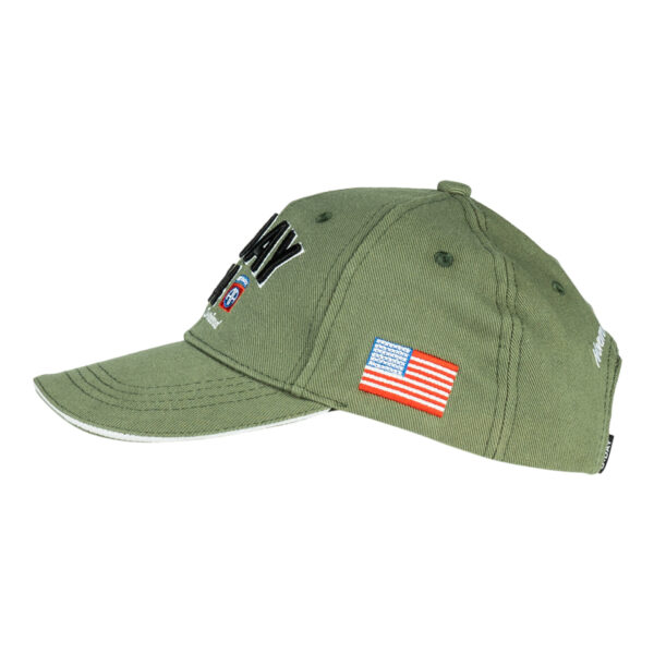 215080 Baseball cap D Day Normandy4 Maak kennis met de D-Day Normandy 1944 WWII baseball cap, een eerbetoon aan een historische gebeurtenis. Deze cap, onderdeel van de D-Day Normandy serie, combineert stijl en geschiedenis met een perfecte pasvorm die zorgt voor optimaal draagcomfort. Op de voorkant prijken de geallieerde ster, de 101st Airborne Division "screaming eagle", en de 82nd Airborne Division, allemaal in gedetailleerd 3D borduurwerk. Gemaakt van 100% katoen, biedt deze cap ademend vermogen en duurzaamheid. De verstelbare lederen strap aan de achterkant zorgt voor een perfecte pasvorm voor elke drager. De cap is ideaal voor dagelijks gebruik en voor iedereen die een stukje geschiedenis wil dragen.