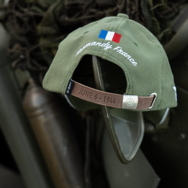 215080 Baseball cap D Day Normandy5 Maak kennis met de D-Day Normandy 1944 WWII baseball cap, een eerbetoon aan een historische gebeurtenis. Deze cap, onderdeel van de D-Day Normandy serie, combineert stijl en geschiedenis met een perfecte pasvorm die zorgt voor optimaal draagcomfort. Op de voorkant prijken de geallieerde ster, de 101st Airborne Division "screaming eagle", en de 82nd Airborne Division, allemaal in gedetailleerd 3D borduurwerk. Gemaakt van 100% katoen, biedt deze cap ademend vermogen en duurzaamheid. De verstelbare lederen strap aan de achterkant zorgt voor een perfecte pasvorm voor elke drager. De cap is ideaal voor dagelijks gebruik en voor iedereen die een stukje geschiedenis wil dragen.