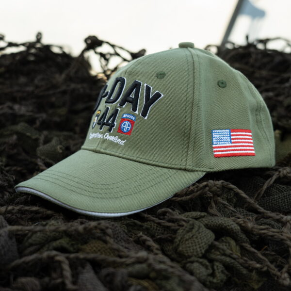 215080 Baseball cap D Day Normandy6 Maak kennis met de D-Day Normandy 1944 WWII baseball cap, een eerbetoon aan een historische gebeurtenis. Deze cap, onderdeel van de D-Day Normandy serie, combineert stijl en geschiedenis met een perfecte pasvorm die zorgt voor optimaal draagcomfort. Op de voorkant prijken de geallieerde ster, de 101st Airborne Division "screaming eagle", en de 82nd Airborne Division, allemaal in gedetailleerd 3D borduurwerk. Gemaakt van 100% katoen, biedt deze cap ademend vermogen en duurzaamheid. De verstelbare lederen strap aan de achterkant zorgt voor een perfecte pasvorm voor elke drager. De cap is ideaal voor dagelijks gebruik en voor iedereen die een stukje geschiedenis wil dragen.