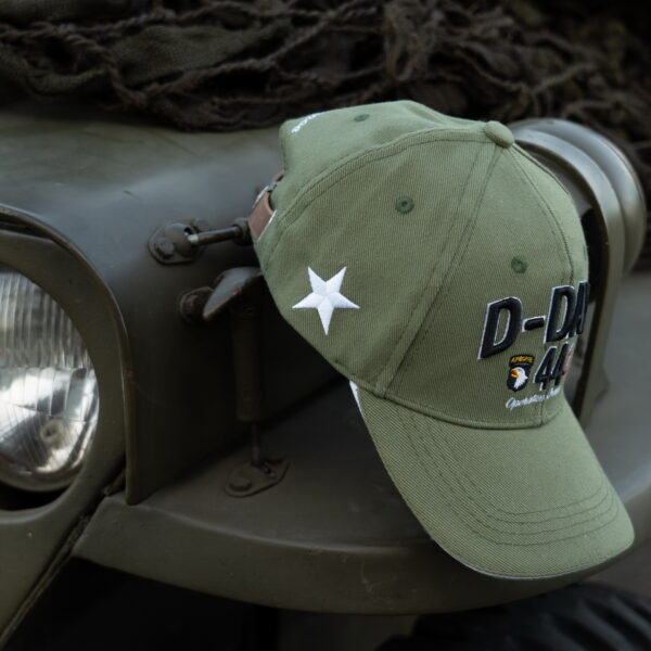 215080 Baseball cap D Day Normandy7 Maak kennis met de D-Day Normandy 1944 WWII baseball cap, een eerbetoon aan een historische gebeurtenis. Deze cap, onderdeel van de D-Day Normandy serie, combineert stijl en geschiedenis met een perfecte pasvorm die zorgt voor optimaal draagcomfort. Op de voorkant prijken de geallieerde ster, de 101st Airborne Division "screaming eagle", en de 82nd Airborne Division, allemaal in gedetailleerd 3D borduurwerk. Gemaakt van 100% katoen, biedt deze cap ademend vermogen en duurzaamheid. De verstelbare lederen strap aan de achterkant zorgt voor een perfecte pasvorm voor elke drager. De cap is ideaal voor dagelijks gebruik en voor iedereen die een stukje geschiedenis wil dragen.