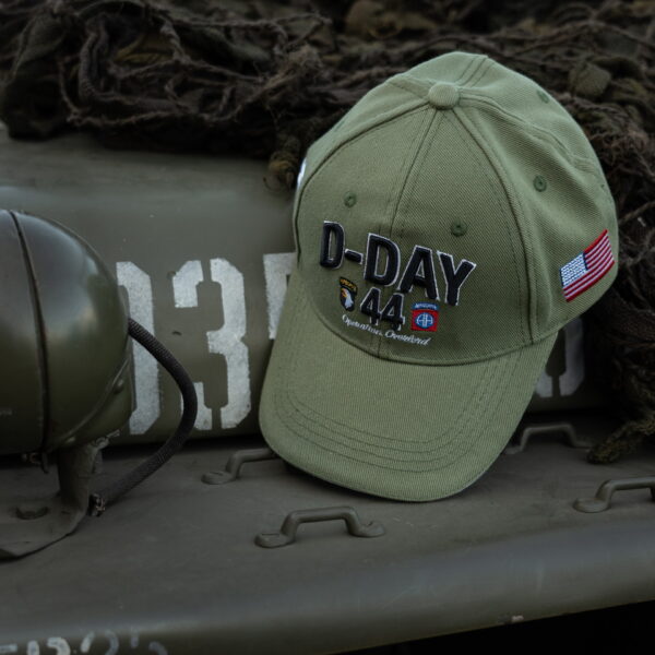 215080 Baseball cap D Day Normandy8 Maak kennis met de D-Day Normandy 1944 WWII baseball cap, een eerbetoon aan een historische gebeurtenis. Deze cap, onderdeel van de D-Day Normandy serie, combineert stijl en geschiedenis met een perfecte pasvorm die zorgt voor optimaal draagcomfort. Op de voorkant prijken de geallieerde ster, de 101st Airborne Division "screaming eagle", en de 82nd Airborne Division, allemaal in gedetailleerd 3D borduurwerk. Gemaakt van 100% katoen, biedt deze cap ademend vermogen en duurzaamheid. De verstelbare lederen strap aan de achterkant zorgt voor een perfecte pasvorm voor elke drager. De cap is ideaal voor dagelijks gebruik en voor iedereen die een stukje geschiedenis wil dragen.