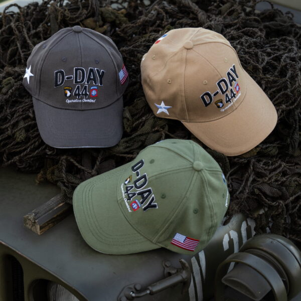 215080 Baseball cap D Day Normandy9 Maak kennis met de D-Day Normandy 1944 WWII baseball cap, een eerbetoon aan een historische gebeurtenis. Deze cap, onderdeel van de D-Day Normandy serie, combineert stijl en geschiedenis met een perfecte pasvorm die zorgt voor optimaal draagcomfort. Op de voorkant prijken de geallieerde ster, de 101st Airborne Division "screaming eagle", en de 82nd Airborne Division, allemaal in gedetailleerd 3D borduurwerk. Gemaakt van 100% katoen, biedt deze cap ademend vermogen en duurzaamheid. De verstelbare lederen strap aan de achterkant zorgt voor een perfecte pasvorm voor elke drager. De cap is ideaal voor dagelijks gebruik en voor iedereen die een stukje geschiedenis wil dragen.