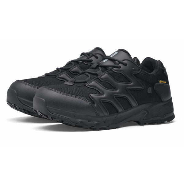 231300 SFC Carrig Low Shoes10 De Carrig Low is een onmisbare schoen tijdens lange diensturen en tactische activiteiten, zoals hikes, trektochten en militaire activiteiten. Deze schoen is ook ideaal voor de politie en beveiligingssector dankzij de unieke antislip zool waar SFC bekend om staat. De EVA-middenzool zorgt voor een perfecte demping en comfort, zodat je lang op deze schoenen kunt staan en lopen. De Carrig Low is voorzien van een uitneembare dempende binnenzool en een gepatenteerde EVA-tussenzool voor nog meer comfort en demping. Deze metaalvrije schoen heeft een warmte- en koude-isolatie en een Spillguard, waardoor de schoen beschermd is tegen chemicaliën en vloeistoffen. De duurzame waterproof combinatie van mesh en leder maken deze schoen ideaal voor alle weersomstandigheden. De SFC anti-slip zool met TripGuard zorgt voor optimale grip op snel wisselende ondergronden. De Carrig Low is CE gecertificeerd volgens EN ISO 20347:2012 standaarden en voldoet aan de eisen voor SRC CI HI ESD. Kijk op onze spec/tech sheet voor meer informatie. Kortom, de Carrig Low is de ideale uniformschoen voor iedereen die comfort, demping en grip nodig heeft tijdens lange diensten en tactische activiteiten. <a title="Maattabel" href="https://dump.dev.newagents.nl/wp-content/uploads/2023/01/231300-SFC-Carrig-Low-Shoes22.pdf" target="_blank" rel="noopener noreferrer"><button><span style="color: #ef471f; font-size: medium;"><strong>Spec/Tech sheet</strong></span></button></a>