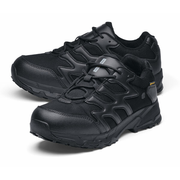 231300 SFC Carrig Low Shoes2 De Carrig Low is een onmisbare schoen tijdens lange diensturen en tactische activiteiten, zoals hikes, trektochten en militaire activiteiten. Deze schoen is ook ideaal voor de politie en beveiligingssector dankzij de unieke antislip zool waar SFC bekend om staat. De EVA-middenzool zorgt voor een perfecte demping en comfort, zodat je lang op deze schoenen kunt staan en lopen. De Carrig Low is voorzien van een uitneembare dempende binnenzool en een gepatenteerde EVA-tussenzool voor nog meer comfort en demping. Deze metaalvrije schoen heeft een warmte- en koude-isolatie en een Spillguard, waardoor de schoen beschermd is tegen chemicaliën en vloeistoffen. De duurzame waterproof combinatie van mesh en leder maken deze schoen ideaal voor alle weersomstandigheden. De SFC anti-slip zool met TripGuard zorgt voor optimale grip op snel wisselende ondergronden. De Carrig Low is CE gecertificeerd volgens EN ISO 20347:2012 standaarden en voldoet aan de eisen voor SRC CI HI ESD. Kijk op onze spec/tech sheet voor meer informatie. Kortom, de Carrig Low is de ideale uniformschoen voor iedereen die comfort, demping en grip nodig heeft tijdens lange diensten en tactische activiteiten. <a title="Maattabel" href="https://dump.dev.newagents.nl/wp-content/uploads/2023/01/231300-SFC-Carrig-Low-Shoes22.pdf" target="_blank" rel="noopener noreferrer"><button><span style="color: #ef471f; font-size: medium;"><strong>Spec/Tech sheet</strong></span></button></a>