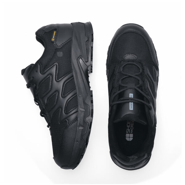 231300 SFC Carrig Low Shoes9 De Carrig Low is een onmisbare schoen tijdens lange diensturen en tactische activiteiten, zoals hikes, trektochten en militaire activiteiten. Deze schoen is ook ideaal voor de politie en beveiligingssector dankzij de unieke antislip zool waar SFC bekend om staat. De EVA-middenzool zorgt voor een perfecte demping en comfort, zodat je lang op deze schoenen kunt staan en lopen. De Carrig Low is voorzien van een uitneembare dempende binnenzool en een gepatenteerde EVA-tussenzool voor nog meer comfort en demping. Deze metaalvrije schoen heeft een warmte- en koude-isolatie en een Spillguard, waardoor de schoen beschermd is tegen chemicaliën en vloeistoffen. De duurzame waterproof combinatie van mesh en leder maken deze schoen ideaal voor alle weersomstandigheden. De SFC anti-slip zool met TripGuard zorgt voor optimale grip op snel wisselende ondergronden. De Carrig Low is CE gecertificeerd volgens EN ISO 20347:2012 standaarden en voldoet aan de eisen voor SRC CI HI ESD. Kijk op onze spec/tech sheet voor meer informatie. Kortom, de Carrig Low is de ideale uniformschoen voor iedereen die comfort, demping en grip nodig heeft tijdens lange diensten en tactische activiteiten. <a title="Maattabel" href="https://dump.dev.newagents.nl/wp-content/uploads/2023/01/231300-SFC-Carrig-Low-Shoes22.pdf" target="_blank" rel="noopener noreferrer"><button><span style="color: #ef471f; font-size: medium;"><strong>Spec/Tech sheet</strong></span></button></a>