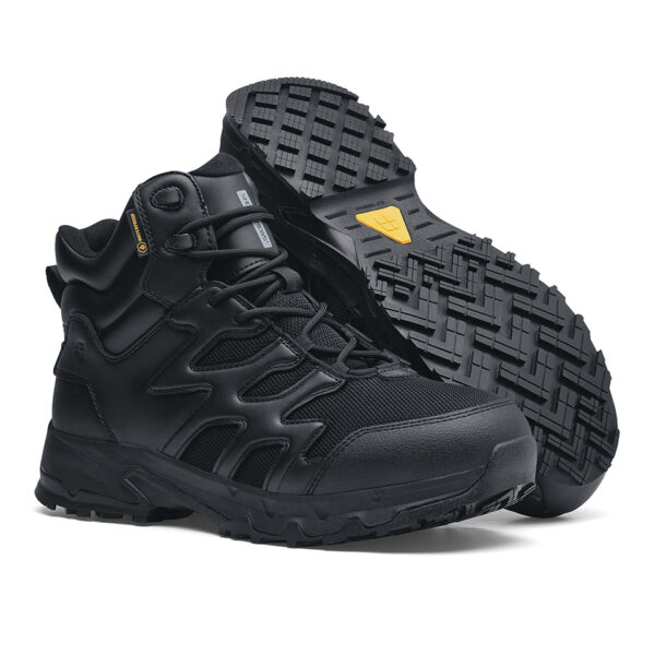 231301 SFC Carrig Mid Boots1 Goede schoenen zijn essentieel voor lange diensturen en tactische activiteiten, zoals hikes, trektochten, militaire operaties, politiewerk en beveiligingswerk. De Carrig Mid is een multifunctionele tactical/outdoor schoen die geschikt is voor meerdere werkvelden en biedt veel comfort dankzij de EVA-middenzool die perfecte demping biedt. De Carrig Mid heeft een unieke antislip zool waar SFC bekend om staat, met een groot oppervlak dat zorgt voor een betere slipweerstand op verschillende ondergronden. De gepatenteerde EVA tussenzool biedt een unieke demping bij het lopen en staan, en maakt de schoenen geschikt voor langdurig gebruik. Belangrijke kenmerken van de Carrig Mid zijn de uitneembare dempende binnenzool, de metaalvrije constructie, de warmte- en koude-isolatie, de Spillguard-technologie die de schoen beschermt tegen chemicaliën en vloeistoffen, en de SFC anti-slip zool met TripGuard-technologie die optimale grip biedt op snel wisselende ondergronden. De duurzame combinatie van mesh en leder maakt de schoen waterdicht. De Carrig Mid is CE-gecertificeerd volgens EN ISO 20347:2012 standaarden en is daarmee een ideale uniformschoen voor verschillende werkvelden. Raadpleeg de spec/tech sheet voor meer informatie. <a title="Maattabel" href="https://dump.dev.newagents.nl/wp-content/uploads/2023/01/231301-SFC-Carrig-Mid-Boots22.pdf" target="_blank" rel="noopener noreferrer"><button><span style="color: #ef471f; font-size: medium;"><strong>Spec/Tech sheet</strong></span></button></a>