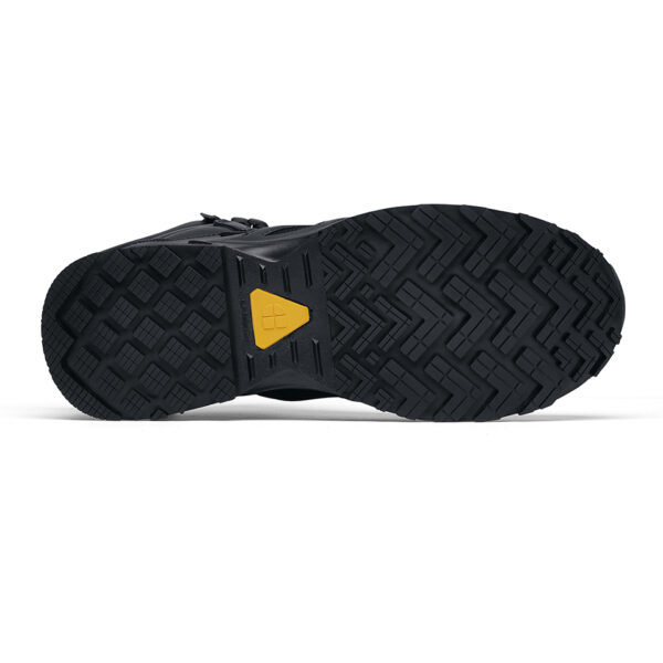 231301 SFC Carrig Mid Boots9 Goede schoenen zijn essentieel voor lange diensturen en tactische activiteiten, zoals hikes, trektochten, militaire operaties, politiewerk en beveiligingswerk. De Carrig Mid is een multifunctionele tactical/outdoor schoen die geschikt is voor meerdere werkvelden en biedt veel comfort dankzij de EVA-middenzool die perfecte demping biedt. De Carrig Mid heeft een unieke antislip zool waar SFC bekend om staat, met een groot oppervlak dat zorgt voor een betere slipweerstand op verschillende ondergronden. De gepatenteerde EVA tussenzool biedt een unieke demping bij het lopen en staan, en maakt de schoenen geschikt voor langdurig gebruik. Belangrijke kenmerken van de Carrig Mid zijn de uitneembare dempende binnenzool, de metaalvrije constructie, de warmte- en koude-isolatie, de Spillguard-technologie die de schoen beschermt tegen chemicaliën en vloeistoffen, en de SFC anti-slip zool met TripGuard-technologie die optimale grip biedt op snel wisselende ondergronden. De duurzame combinatie van mesh en leder maakt de schoen waterdicht. De Carrig Mid is CE-gecertificeerd volgens EN ISO 20347:2012 standaarden en is daarmee een ideale uniformschoen voor verschillende werkvelden. Raadpleeg de spec/tech sheet voor meer informatie. <a title="Maattabel" href="https://dump.dev.newagents.nl/wp-content/uploads/2023/01/231301-SFC-Carrig-Mid-Boots22.pdf" target="_blank" rel="noopener noreferrer"><button><span style="color: #ef471f; font-size: medium;"><strong>Spec/Tech sheet</strong></span></button></a>