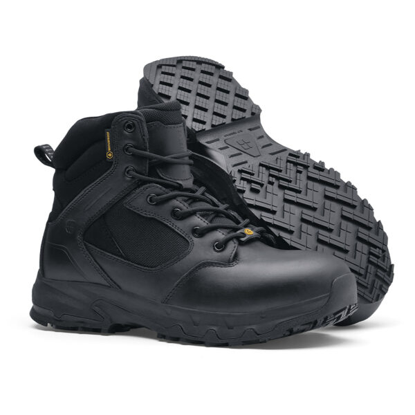 231302 SFC Defense Mid Tactical boots O2 ESD1 De Defense Mid is een must-have Tactical schoen voor lange diensturen en tactische activiteiten in meerdere werkvelden, zoals defensie, politie, outdoortrips en de securitysector. Deze schoenen bieden veel comfort dankzij de EVA-middenzool die perfecte demping biedt en de unieke antislip zool waar SFC bekend om staat. De grote oppervlakte van de buitenzool zorgt voor een betere slipweerstand op verschillende ondergronden. De Defense boots zijn geschikt voor zowel mannen als vrouwen en hebben een ritssluiting voor gemakkelijk aan- en uittrekken. Andere kenmerken zijn de waterdichte eigenschappen die ontworpen zijn om water af te stoten en uw voeten droog te houden, de uitneembare dempende binnenzool, de SFC anti-slip buitenzool met tripguard, waardoor het gemakkelijker is om te bewegen op verschillende oppervlakken/ondergronden, en de EVA-tussenzool voor comfortabele demping. Bovendien voorkomt ESD (Electro Static Discharge) dat statische elektriciteit zich ophoopt en beschermt het de drager en omliggende apparatuur. De Defense Mid is CE gecertificeerd O2 SRC volgens EN ISO 20347:2012 O2 SRC ESD-normen. Raadpleeg de spec/tech sheet voor meer informatie. <a title="Maattabel" href="https://dump.dev.newagents.nl/wp-content/uploads/2023/01/Defense-Mid-Tactical-Boots-Tech-sheet.pdf" target="_blank" rel="noopener noreferrer"><button><span style="color: #ef471f; font-size: medium;"><strong>Spec/Tech sheet</strong></span></button></a> <a title="Maattabel" href="https://dump.dev.newagents.nl/wp-content/uploads/2023/01/Defense-Mid-Tactical-Boots-CE-Certificaat.pdf" target="_blank" rel="noopener noreferrer"><button><span style="color: #ef471f; font-size: medium;"><strong>CE-Certificaat</strong></span></button></a>