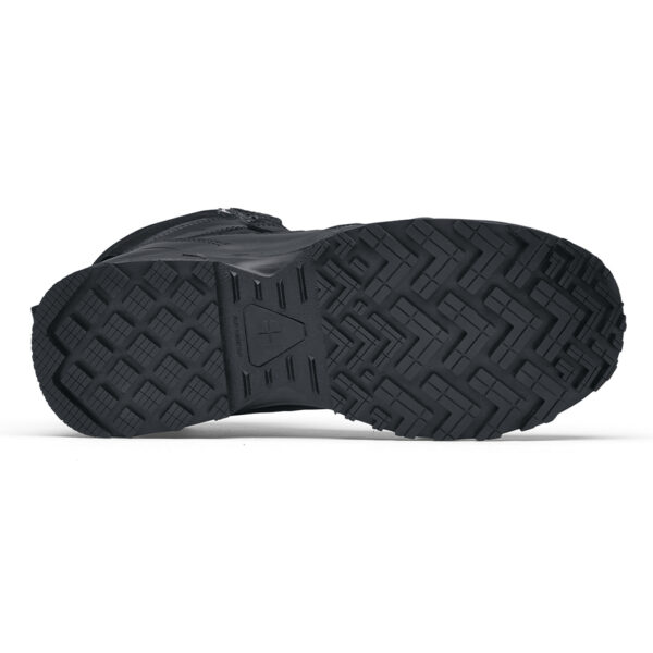 231302 SFC Defense Mid Tactical boots O2 ESD10 De Defense Mid is een must-have Tactical schoen voor lange diensturen en tactische activiteiten in meerdere werkvelden, zoals defensie, politie, outdoortrips en de securitysector. Deze schoenen bieden veel comfort dankzij de EVA-middenzool die perfecte demping biedt en de unieke antislip zool waar SFC bekend om staat. De grote oppervlakte van de buitenzool zorgt voor een betere slipweerstand op verschillende ondergronden. De Defense boots zijn geschikt voor zowel mannen als vrouwen en hebben een ritssluiting voor gemakkelijk aan- en uittrekken. Andere kenmerken zijn de waterdichte eigenschappen die ontworpen zijn om water af te stoten en uw voeten droog te houden, de uitneembare dempende binnenzool, de SFC anti-slip buitenzool met tripguard, waardoor het gemakkelijker is om te bewegen op verschillende oppervlakken/ondergronden, en de EVA-tussenzool voor comfortabele demping. Bovendien voorkomt ESD (Electro Static Discharge) dat statische elektriciteit zich ophoopt en beschermt het de drager en omliggende apparatuur. De Defense Mid is CE gecertificeerd O2 SRC volgens EN ISO 20347:2012 O2 SRC ESD-normen. Raadpleeg de spec/tech sheet voor meer informatie. <a title="Maattabel" href="https://dump.dev.newagents.nl/wp-content/uploads/2023/01/Defense-Mid-Tactical-Boots-Tech-sheet.pdf" target="_blank" rel="noopener noreferrer"><button><span style="color: #ef471f; font-size: medium;"><strong>Spec/Tech sheet</strong></span></button></a> <a title="Maattabel" href="https://dump.dev.newagents.nl/wp-content/uploads/2023/01/Defense-Mid-Tactical-Boots-CE-Certificaat.pdf" target="_blank" rel="noopener noreferrer"><button><span style="color: #ef471f; font-size: medium;"><strong>CE-Certificaat</strong></span></button></a>