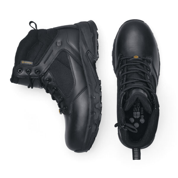 231302 SFC Defense Mid Tactical boots O2 ESD11 De Defense Mid is een must-have Tactical schoen voor lange diensturen en tactische activiteiten in meerdere werkvelden, zoals defensie, politie, outdoortrips en de securitysector. Deze schoenen bieden veel comfort dankzij de EVA-middenzool die perfecte demping biedt en de unieke antislip zool waar SFC bekend om staat. De grote oppervlakte van de buitenzool zorgt voor een betere slipweerstand op verschillende ondergronden. De Defense boots zijn geschikt voor zowel mannen als vrouwen en hebben een ritssluiting voor gemakkelijk aan- en uittrekken. Andere kenmerken zijn de waterdichte eigenschappen die ontworpen zijn om water af te stoten en uw voeten droog te houden, de uitneembare dempende binnenzool, de SFC anti-slip buitenzool met tripguard, waardoor het gemakkelijker is om te bewegen op verschillende oppervlakken/ondergronden, en de EVA-tussenzool voor comfortabele demping. Bovendien voorkomt ESD (Electro Static Discharge) dat statische elektriciteit zich ophoopt en beschermt het de drager en omliggende apparatuur. De Defense Mid is CE gecertificeerd O2 SRC volgens EN ISO 20347:2012 O2 SRC ESD-normen. Raadpleeg de spec/tech sheet voor meer informatie. <a title="Maattabel" href="https://dump.dev.newagents.nl/wp-content/uploads/2023/01/Defense-Mid-Tactical-Boots-Tech-sheet.pdf" target="_blank" rel="noopener noreferrer"><button><span style="color: #ef471f; font-size: medium;"><strong>Spec/Tech sheet</strong></span></button></a> <a title="Maattabel" href="https://dump.dev.newagents.nl/wp-content/uploads/2023/01/Defense-Mid-Tactical-Boots-CE-Certificaat.pdf" target="_blank" rel="noopener noreferrer"><button><span style="color: #ef471f; font-size: medium;"><strong>CE-Certificaat</strong></span></button></a>
