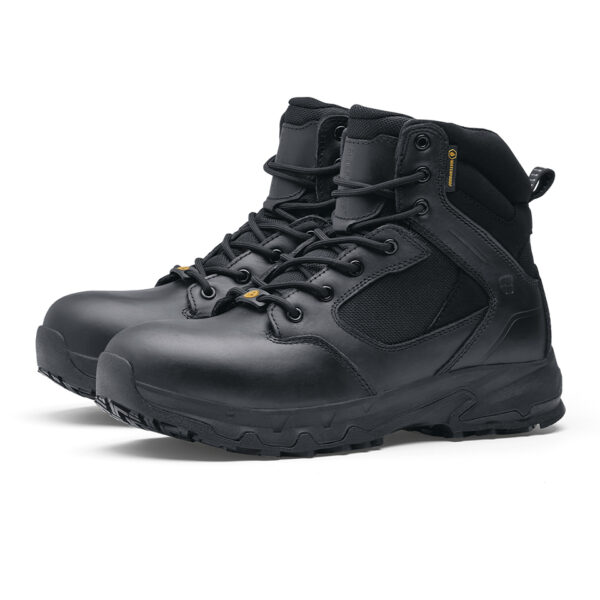 231302 SFC Defense Mid Tactical boots O2 ESD12 De Defense Mid is een must-have Tactical schoen voor lange diensturen en tactische activiteiten in meerdere werkvelden, zoals defensie, politie, outdoortrips en de securitysector. Deze schoenen bieden veel comfort dankzij de EVA-middenzool die perfecte demping biedt en de unieke antislip zool waar SFC bekend om staat. De grote oppervlakte van de buitenzool zorgt voor een betere slipweerstand op verschillende ondergronden. De Defense boots zijn geschikt voor zowel mannen als vrouwen en hebben een ritssluiting voor gemakkelijk aan- en uittrekken. Andere kenmerken zijn de waterdichte eigenschappen die ontworpen zijn om water af te stoten en uw voeten droog te houden, de uitneembare dempende binnenzool, de SFC anti-slip buitenzool met tripguard, waardoor het gemakkelijker is om te bewegen op verschillende oppervlakken/ondergronden, en de EVA-tussenzool voor comfortabele demping. Bovendien voorkomt ESD (Electro Static Discharge) dat statische elektriciteit zich ophoopt en beschermt het de drager en omliggende apparatuur. De Defense Mid is CE gecertificeerd O2 SRC volgens EN ISO 20347:2012 O2 SRC ESD-normen. Raadpleeg de spec/tech sheet voor meer informatie. <a title="Maattabel" href="https://dump.dev.newagents.nl/wp-content/uploads/2023/01/Defense-Mid-Tactical-Boots-Tech-sheet.pdf" target="_blank" rel="noopener noreferrer"><button><span style="color: #ef471f; font-size: medium;"><strong>Spec/Tech sheet</strong></span></button></a> <a title="Maattabel" href="https://dump.dev.newagents.nl/wp-content/uploads/2023/01/Defense-Mid-Tactical-Boots-CE-Certificaat.pdf" target="_blank" rel="noopener noreferrer"><button><span style="color: #ef471f; font-size: medium;"><strong>CE-Certificaat</strong></span></button></a>