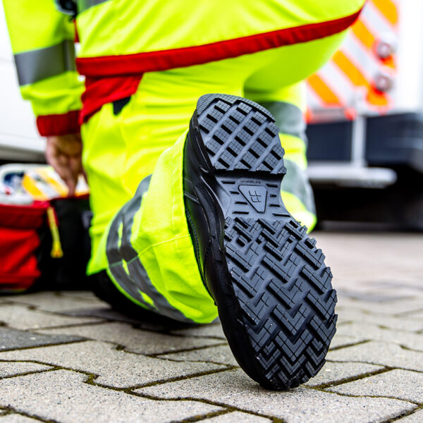 231302 SFC Defense Mid Tactical boots O2 ESD17 De Defense Mid is een must-have Tactical schoen voor lange diensturen en tactische activiteiten in meerdere werkvelden, zoals defensie, politie, outdoortrips en de securitysector. Deze schoenen bieden veel comfort dankzij de EVA-middenzool die perfecte demping biedt en de unieke antislip zool waar SFC bekend om staat. De grote oppervlakte van de buitenzool zorgt voor een betere slipweerstand op verschillende ondergronden. De Defense boots zijn geschikt voor zowel mannen als vrouwen en hebben een ritssluiting voor gemakkelijk aan- en uittrekken. Andere kenmerken zijn de waterdichte eigenschappen die ontworpen zijn om water af te stoten en uw voeten droog te houden, de uitneembare dempende binnenzool, de SFC anti-slip buitenzool met tripguard, waardoor het gemakkelijker is om te bewegen op verschillende oppervlakken/ondergronden, en de EVA-tussenzool voor comfortabele demping. Bovendien voorkomt ESD (Electro Static Discharge) dat statische elektriciteit zich ophoopt en beschermt het de drager en omliggende apparatuur. De Defense Mid is CE gecertificeerd O2 SRC volgens EN ISO 20347:2012 O2 SRC ESD-normen. Raadpleeg de spec/tech sheet voor meer informatie. <a title="Maattabel" href="https://dump.dev.newagents.nl/wp-content/uploads/2023/01/Defense-Mid-Tactical-Boots-Tech-sheet.pdf" target="_blank" rel="noopener noreferrer"><button><span style="color: #ef471f; font-size: medium;"><strong>Spec/Tech sheet</strong></span></button></a> <a title="Maattabel" href="https://dump.dev.newagents.nl/wp-content/uploads/2023/01/Defense-Mid-Tactical-Boots-CE-Certificaat.pdf" target="_blank" rel="noopener noreferrer"><button><span style="color: #ef471f; font-size: medium;"><strong>CE-Certificaat</strong></span></button></a>