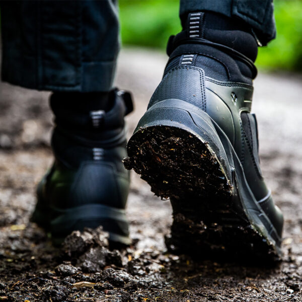 231302 SFC Defense Mid Tactical boots O2 ESD18 De Defense Mid is een must-have Tactical schoen voor lange diensturen en tactische activiteiten in meerdere werkvelden, zoals defensie, politie, outdoortrips en de securitysector. Deze schoenen bieden veel comfort dankzij de EVA-middenzool die perfecte demping biedt en de unieke antislip zool waar SFC bekend om staat. De grote oppervlakte van de buitenzool zorgt voor een betere slipweerstand op verschillende ondergronden. De Defense boots zijn geschikt voor zowel mannen als vrouwen en hebben een ritssluiting voor gemakkelijk aan- en uittrekken. Andere kenmerken zijn de waterdichte eigenschappen die ontworpen zijn om water af te stoten en uw voeten droog te houden, de uitneembare dempende binnenzool, de SFC anti-slip buitenzool met tripguard, waardoor het gemakkelijker is om te bewegen op verschillende oppervlakken/ondergronden, en de EVA-tussenzool voor comfortabele demping. Bovendien voorkomt ESD (Electro Static Discharge) dat statische elektriciteit zich ophoopt en beschermt het de drager en omliggende apparatuur. De Defense Mid is CE gecertificeerd O2 SRC volgens EN ISO 20347:2012 O2 SRC ESD-normen. Raadpleeg de spec/tech sheet voor meer informatie. <a title="Maattabel" href="https://dump.dev.newagents.nl/wp-content/uploads/2023/01/Defense-Mid-Tactical-Boots-Tech-sheet.pdf" target="_blank" rel="noopener noreferrer"><button><span style="color: #ef471f; font-size: medium;"><strong>Spec/Tech sheet</strong></span></button></a> <a title="Maattabel" href="https://dump.dev.newagents.nl/wp-content/uploads/2023/01/Defense-Mid-Tactical-Boots-CE-Certificaat.pdf" target="_blank" rel="noopener noreferrer"><button><span style="color: #ef471f; font-size: medium;"><strong>CE-Certificaat</strong></span></button></a>
