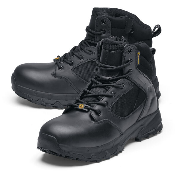 231302 SFC Defense Mid Tactical boots O2 ESD2 De Defense Mid is een must-have Tactical schoen voor lange diensturen en tactische activiteiten in meerdere werkvelden, zoals defensie, politie, outdoortrips en de securitysector. Deze schoenen bieden veel comfort dankzij de EVA-middenzool die perfecte demping biedt en de unieke antislip zool waar SFC bekend om staat. De grote oppervlakte van de buitenzool zorgt voor een betere slipweerstand op verschillende ondergronden. De Defense boots zijn geschikt voor zowel mannen als vrouwen en hebben een ritssluiting voor gemakkelijk aan- en uittrekken. Andere kenmerken zijn de waterdichte eigenschappen die ontworpen zijn om water af te stoten en uw voeten droog te houden, de uitneembare dempende binnenzool, de SFC anti-slip buitenzool met tripguard, waardoor het gemakkelijker is om te bewegen op verschillende oppervlakken/ondergronden, en de EVA-tussenzool voor comfortabele demping. Bovendien voorkomt ESD (Electro Static Discharge) dat statische elektriciteit zich ophoopt en beschermt het de drager en omliggende apparatuur. De Defense Mid is CE gecertificeerd O2 SRC volgens EN ISO 20347:2012 O2 SRC ESD-normen. Raadpleeg de spec/tech sheet voor meer informatie. <a title="Maattabel" href="https://dump.dev.newagents.nl/wp-content/uploads/2023/01/Defense-Mid-Tactical-Boots-Tech-sheet.pdf" target="_blank" rel="noopener noreferrer"><button><span style="color: #ef471f; font-size: medium;"><strong>Spec/Tech sheet</strong></span></button></a> <a title="Maattabel" href="https://dump.dev.newagents.nl/wp-content/uploads/2023/01/Defense-Mid-Tactical-Boots-CE-Certificaat.pdf" target="_blank" rel="noopener noreferrer"><button><span style="color: #ef471f; font-size: medium;"><strong>CE-Certificaat</strong></span></button></a>