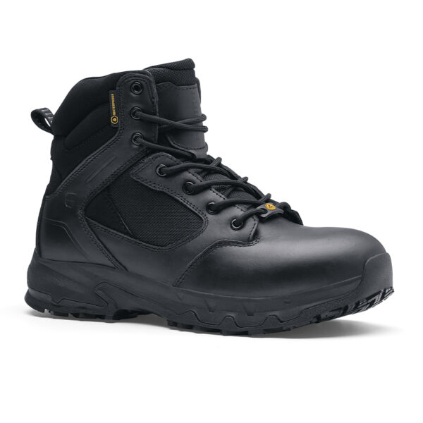 231302 SFC Defense Mid Tactical boots O2 ESD3 De Defense Mid is een must-have Tactical schoen voor lange diensturen en tactische activiteiten in meerdere werkvelden, zoals defensie, politie, outdoortrips en de securitysector. Deze schoenen bieden veel comfort dankzij de EVA-middenzool die perfecte demping biedt en de unieke antislip zool waar SFC bekend om staat. De grote oppervlakte van de buitenzool zorgt voor een betere slipweerstand op verschillende ondergronden. De Defense boots zijn geschikt voor zowel mannen als vrouwen en hebben een ritssluiting voor gemakkelijk aan- en uittrekken. Andere kenmerken zijn de waterdichte eigenschappen die ontworpen zijn om water af te stoten en uw voeten droog te houden, de uitneembare dempende binnenzool, de SFC anti-slip buitenzool met tripguard, waardoor het gemakkelijker is om te bewegen op verschillende oppervlakken/ondergronden, en de EVA-tussenzool voor comfortabele demping. Bovendien voorkomt ESD (Electro Static Discharge) dat statische elektriciteit zich ophoopt en beschermt het de drager en omliggende apparatuur. De Defense Mid is CE gecertificeerd O2 SRC volgens EN ISO 20347:2012 O2 SRC ESD-normen. Raadpleeg de spec/tech sheet voor meer informatie. <a title="Maattabel" href="https://dump.dev.newagents.nl/wp-content/uploads/2023/01/Defense-Mid-Tactical-Boots-Tech-sheet.pdf" target="_blank" rel="noopener noreferrer"><button><span style="color: #ef471f; font-size: medium;"><strong>Spec/Tech sheet</strong></span></button></a> <a title="Maattabel" href="https://dump.dev.newagents.nl/wp-content/uploads/2023/01/Defense-Mid-Tactical-Boots-CE-Certificaat.pdf" target="_blank" rel="noopener noreferrer"><button><span style="color: #ef471f; font-size: medium;"><strong>CE-Certificaat</strong></span></button></a>