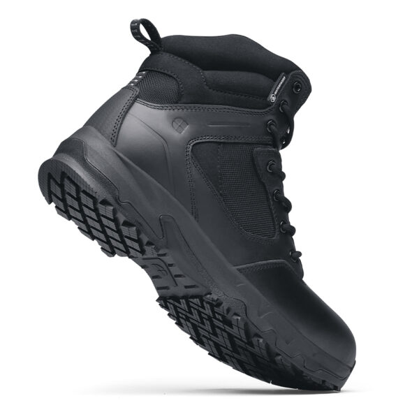 231302 SFC Defense Mid Tactical boots O2 ESD8 De Defense Mid is een must-have Tactical schoen voor lange diensturen en tactische activiteiten in meerdere werkvelden, zoals defensie, politie, outdoortrips en de securitysector. Deze schoenen bieden veel comfort dankzij de EVA-middenzool die perfecte demping biedt en de unieke antislip zool waar SFC bekend om staat. De grote oppervlakte van de buitenzool zorgt voor een betere slipweerstand op verschillende ondergronden. De Defense boots zijn geschikt voor zowel mannen als vrouwen en hebben een ritssluiting voor gemakkelijk aan- en uittrekken. Andere kenmerken zijn de waterdichte eigenschappen die ontworpen zijn om water af te stoten en uw voeten droog te houden, de uitneembare dempende binnenzool, de SFC anti-slip buitenzool met tripguard, waardoor het gemakkelijker is om te bewegen op verschillende oppervlakken/ondergronden, en de EVA-tussenzool voor comfortabele demping. Bovendien voorkomt ESD (Electro Static Discharge) dat statische elektriciteit zich ophoopt en beschermt het de drager en omliggende apparatuur. De Defense Mid is CE gecertificeerd O2 SRC volgens EN ISO 20347:2012 O2 SRC ESD-normen. Raadpleeg de spec/tech sheet voor meer informatie. <a title="Maattabel" href="https://dump.dev.newagents.nl/wp-content/uploads/2023/01/Defense-Mid-Tactical-Boots-Tech-sheet.pdf" target="_blank" rel="noopener noreferrer"><button><span style="color: #ef471f; font-size: medium;"><strong>Spec/Tech sheet</strong></span></button></a> <a title="Maattabel" href="https://dump.dev.newagents.nl/wp-content/uploads/2023/01/Defense-Mid-Tactical-Boots-CE-Certificaat.pdf" target="_blank" rel="noopener noreferrer"><button><span style="color: #ef471f; font-size: medium;"><strong>CE-Certificaat</strong></span></button></a>