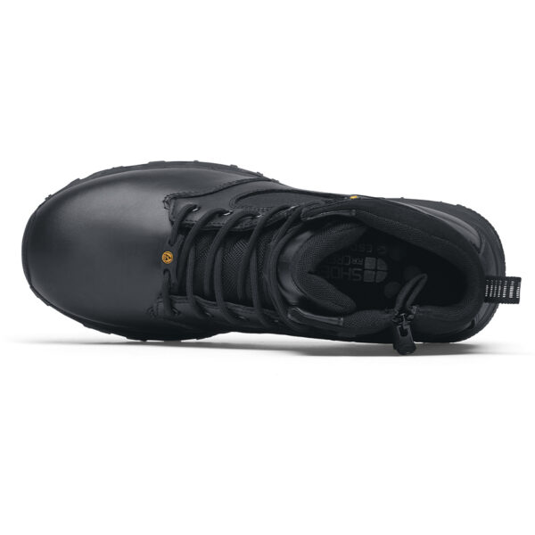 231302 SFC Defense Mid Tactical boots O2 ESD9 De Defense Mid is een must-have Tactical schoen voor lange diensturen en tactische activiteiten in meerdere werkvelden, zoals defensie, politie, outdoortrips en de securitysector. Deze schoenen bieden veel comfort dankzij de EVA-middenzool die perfecte demping biedt en de unieke antislip zool waar SFC bekend om staat. De grote oppervlakte van de buitenzool zorgt voor een betere slipweerstand op verschillende ondergronden. De Defense boots zijn geschikt voor zowel mannen als vrouwen en hebben een ritssluiting voor gemakkelijk aan- en uittrekken. Andere kenmerken zijn de waterdichte eigenschappen die ontworpen zijn om water af te stoten en uw voeten droog te houden, de uitneembare dempende binnenzool, de SFC anti-slip buitenzool met tripguard, waardoor het gemakkelijker is om te bewegen op verschillende oppervlakken/ondergronden, en de EVA-tussenzool voor comfortabele demping. Bovendien voorkomt ESD (Electro Static Discharge) dat statische elektriciteit zich ophoopt en beschermt het de drager en omliggende apparatuur. De Defense Mid is CE gecertificeerd O2 SRC volgens EN ISO 20347:2012 O2 SRC ESD-normen. Raadpleeg de spec/tech sheet voor meer informatie. <a title="Maattabel" href="https://dump.dev.newagents.nl/wp-content/uploads/2023/01/Defense-Mid-Tactical-Boots-Tech-sheet.pdf" target="_blank" rel="noopener noreferrer"><button><span style="color: #ef471f; font-size: medium;"><strong>Spec/Tech sheet</strong></span></button></a> <a title="Maattabel" href="https://dump.dev.newagents.nl/wp-content/uploads/2023/01/Defense-Mid-Tactical-Boots-CE-Certificaat.pdf" target="_blank" rel="noopener noreferrer"><button><span style="color: #ef471f; font-size: medium;"><strong>CE-Certificaat</strong></span></button></a>