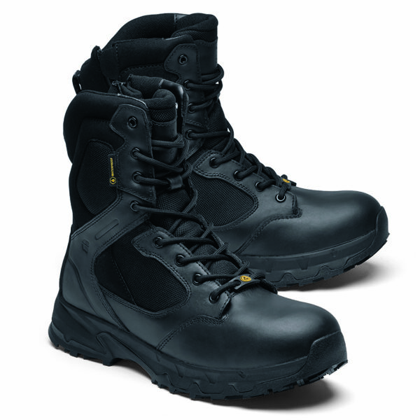 231303 SFC Defense High Tactical boots O2 ESD Goede schoenen zijn cruciaal voor comfort tijdens lange diensturen en tactische activiteiten. De Defense High is een veelzijdige Tactical schoen die geschikt is voor verschillende werkgebieden, zoals defensie tijdens militaire activiteiten, bij de politie, tijdens outdoortrips en in de securitysector. Deze schoen brengt veel comfort dankzij de EVA-middenzool, die zorgt voor perfecte demping. De unieke antislipzool van SFC staat bekend om zijn grip op verschillende ondergronden. Bovendien is de schoen waterdicht en ontworpen om water af te stoten, zodat je voeten droog blijven in alle omstandigheden. De Defense High heeft een ritssluiting om de schoen gemakkelijk aan en uit te trekken en een uitneembare dempende binnenzool. De SFC antislip buitenzool met tripguard zorgt voor optimale grip op snel wisselende ondergronden en de EVA-tussenzool biedt extra comfortabele demping. Deze schoenen zijn geschikt voor zowel mannen als vrouwen en bieden ook ESD-bescherming. Dit betekent dat de schoenen statische elektrische lading voorkomen door snelle ontlading van statische elektriciteit. De lage weerstand van de schoenen zorgt ervoor dat de drager zichzelf niet (op)laadt, waardoor hij/zij zichzelf en omliggende apparatuur beschermt. De Defense High is CE-gecertificeerd O2 SRC volgens EN ISO 20347:2012 normen en voldoet aan alle vereisten voor professionele werkschoenen. Voor meer informatie over de specificaties en technische details van deze schoen, raadpleeg de spec/tech sheet. <a title="Maattabel" href="https://dump.dev.newagents.nl/wp-content/uploads/2023/01/231303-SFC-Defense-High-Tactical-boots-O2-ESD-spec-tech-sheet.pdf" target="_blank" rel="noopener noreferrer"><button><span style="color: #ef471f; font-size: medium;"><strong>Spec/Tech sheet</strong></span></button></a> <a title="Maattabel" href="https://dump.dev.newagents.nl/wp-content/uploads/2023/01/231303-SFC-Defense-High-Tactical-boots-O2-ESD-CE-certificaat.pdf" target="_blank" rel="noopener noreferrer"><button><span style="color: #ef471f; font-size: medium;"><strong>CE-Certificaat</strong></span></button></a>