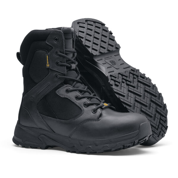 231303 SFC Defense High Tactical boots O2 ESD1 Goede schoenen zijn cruciaal voor comfort tijdens lange diensturen en tactische activiteiten. De Defense High is een veelzijdige Tactical schoen die geschikt is voor verschillende werkgebieden, zoals defensie tijdens militaire activiteiten, bij de politie, tijdens outdoortrips en in de securitysector. Deze schoen brengt veel comfort dankzij de EVA-middenzool, die zorgt voor perfecte demping. De unieke antislipzool van SFC staat bekend om zijn grip op verschillende ondergronden. Bovendien is de schoen waterdicht en ontworpen om water af te stoten, zodat je voeten droog blijven in alle omstandigheden. De Defense High heeft een ritssluiting om de schoen gemakkelijk aan en uit te trekken en een uitneembare dempende binnenzool. De SFC antislip buitenzool met tripguard zorgt voor optimale grip op snel wisselende ondergronden en de EVA-tussenzool biedt extra comfortabele demping. Deze schoenen zijn geschikt voor zowel mannen als vrouwen en bieden ook ESD-bescherming. Dit betekent dat de schoenen statische elektrische lading voorkomen door snelle ontlading van statische elektriciteit. De lage weerstand van de schoenen zorgt ervoor dat de drager zichzelf niet (op)laadt, waardoor hij/zij zichzelf en omliggende apparatuur beschermt. De Defense High is CE-gecertificeerd O2 SRC volgens EN ISO 20347:2012 normen en voldoet aan alle vereisten voor professionele werkschoenen. Voor meer informatie over de specificaties en technische details van deze schoen, raadpleeg de spec/tech sheet. <a title="Maattabel" href="https://dump.dev.newagents.nl/wp-content/uploads/2023/01/231303-SFC-Defense-High-Tactical-boots-O2-ESD-spec-tech-sheet.pdf" target="_blank" rel="noopener noreferrer"><button><span style="color: #ef471f; font-size: medium;"><strong>Spec/Tech sheet</strong></span></button></a> <a title="Maattabel" href="https://dump.dev.newagents.nl/wp-content/uploads/2023/01/231303-SFC-Defense-High-Tactical-boots-O2-ESD-CE-certificaat.pdf" target="_blank" rel="noopener noreferrer"><button><span style="color: #ef471f; font-size: medium;"><strong>CE-Certificaat</strong></span></button></a>