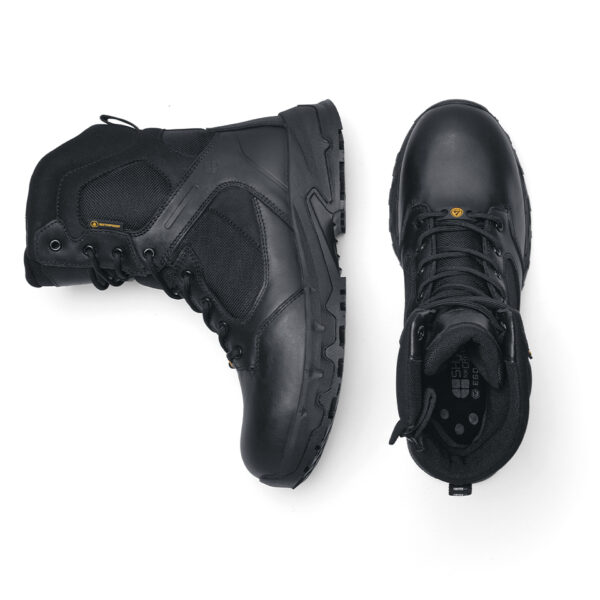231303 SFC Defense High Tactical boots O2 ESD10 Goede schoenen zijn cruciaal voor comfort tijdens lange diensturen en tactische activiteiten. De Defense High is een veelzijdige Tactical schoen die geschikt is voor verschillende werkgebieden, zoals defensie tijdens militaire activiteiten, bij de politie, tijdens outdoortrips en in de securitysector. Deze schoen brengt veel comfort dankzij de EVA-middenzool, die zorgt voor perfecte demping. De unieke antislipzool van SFC staat bekend om zijn grip op verschillende ondergronden. Bovendien is de schoen waterdicht en ontworpen om water af te stoten, zodat je voeten droog blijven in alle omstandigheden. De Defense High heeft een ritssluiting om de schoen gemakkelijk aan en uit te trekken en een uitneembare dempende binnenzool. De SFC antislip buitenzool met tripguard zorgt voor optimale grip op snel wisselende ondergronden en de EVA-tussenzool biedt extra comfortabele demping. Deze schoenen zijn geschikt voor zowel mannen als vrouwen en bieden ook ESD-bescherming. Dit betekent dat de schoenen statische elektrische lading voorkomen door snelle ontlading van statische elektriciteit. De lage weerstand van de schoenen zorgt ervoor dat de drager zichzelf niet (op)laadt, waardoor hij/zij zichzelf en omliggende apparatuur beschermt. De Defense High is CE-gecertificeerd O2 SRC volgens EN ISO 20347:2012 normen en voldoet aan alle vereisten voor professionele werkschoenen. Voor meer informatie over de specificaties en technische details van deze schoen, raadpleeg de spec/tech sheet. <a title="Maattabel" href="https://dump.dev.newagents.nl/wp-content/uploads/2023/01/231303-SFC-Defense-High-Tactical-boots-O2-ESD-spec-tech-sheet.pdf" target="_blank" rel="noopener noreferrer"><button><span style="color: #ef471f; font-size: medium;"><strong>Spec/Tech sheet</strong></span></button></a> <a title="Maattabel" href="https://dump.dev.newagents.nl/wp-content/uploads/2023/01/231303-SFC-Defense-High-Tactical-boots-O2-ESD-CE-certificaat.pdf" target="_blank" rel="noopener noreferrer"><button><span style="color: #ef471f; font-size: medium;"><strong>CE-Certificaat</strong></span></button></a>