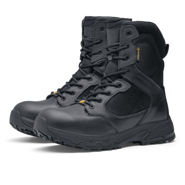 231303 SFC Defense High Tactical boots O2 ESD11 Goede schoenen zijn cruciaal voor comfort tijdens lange diensturen en tactische activiteiten. De Defense High is een veelzijdige Tactical schoen die geschikt is voor verschillende werkgebieden, zoals defensie tijdens militaire activiteiten, bij de politie, tijdens outdoortrips en in de securitysector. Deze schoen brengt veel comfort dankzij de EVA-middenzool, die zorgt voor perfecte demping. De unieke antislipzool van SFC staat bekend om zijn grip op verschillende ondergronden. Bovendien is de schoen waterdicht en ontworpen om water af te stoten, zodat je voeten droog blijven in alle omstandigheden. De Defense High heeft een ritssluiting om de schoen gemakkelijk aan en uit te trekken en een uitneembare dempende binnenzool. De SFC antislip buitenzool met tripguard zorgt voor optimale grip op snel wisselende ondergronden en de EVA-tussenzool biedt extra comfortabele demping. Deze schoenen zijn geschikt voor zowel mannen als vrouwen en bieden ook ESD-bescherming. Dit betekent dat de schoenen statische elektrische lading voorkomen door snelle ontlading van statische elektriciteit. De lage weerstand van de schoenen zorgt ervoor dat de drager zichzelf niet (op)laadt, waardoor hij/zij zichzelf en omliggende apparatuur beschermt. De Defense High is CE-gecertificeerd O2 SRC volgens EN ISO 20347:2012 normen en voldoet aan alle vereisten voor professionele werkschoenen. Voor meer informatie over de specificaties en technische details van deze schoen, raadpleeg de spec/tech sheet. <a title="Maattabel" href="https://dump.dev.newagents.nl/wp-content/uploads/2023/01/231303-SFC-Defense-High-Tactical-boots-O2-ESD-spec-tech-sheet.pdf" target="_blank" rel="noopener noreferrer"><button><span style="color: #ef471f; font-size: medium;"><strong>Spec/Tech sheet</strong></span></button></a> <a title="Maattabel" href="https://dump.dev.newagents.nl/wp-content/uploads/2023/01/231303-SFC-Defense-High-Tactical-boots-O2-ESD-CE-certificaat.pdf" target="_blank" rel="noopener noreferrer"><button><span style="color: #ef471f; font-size: medium;"><strong>CE-Certificaat</strong></span></button></a>