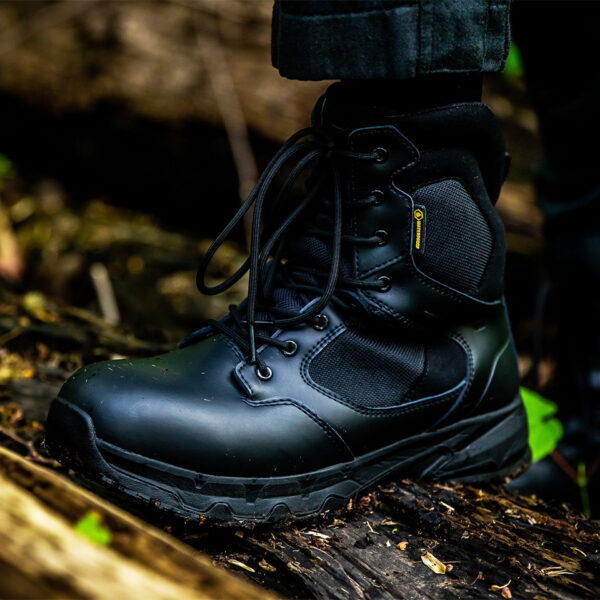 231303 SFC Defense High Tactical boots O2 ESD15 Goede schoenen zijn cruciaal voor comfort tijdens lange diensturen en tactische activiteiten. De Defense High is een veelzijdige Tactical schoen die geschikt is voor verschillende werkgebieden, zoals defensie tijdens militaire activiteiten, bij de politie, tijdens outdoortrips en in de securitysector. Deze schoen brengt veel comfort dankzij de EVA-middenzool, die zorgt voor perfecte demping. De unieke antislipzool van SFC staat bekend om zijn grip op verschillende ondergronden. Bovendien is de schoen waterdicht en ontworpen om water af te stoten, zodat je voeten droog blijven in alle omstandigheden. De Defense High heeft een ritssluiting om de schoen gemakkelijk aan en uit te trekken en een uitneembare dempende binnenzool. De SFC antislip buitenzool met tripguard zorgt voor optimale grip op snel wisselende ondergronden en de EVA-tussenzool biedt extra comfortabele demping. Deze schoenen zijn geschikt voor zowel mannen als vrouwen en bieden ook ESD-bescherming. Dit betekent dat de schoenen statische elektrische lading voorkomen door snelle ontlading van statische elektriciteit. De lage weerstand van de schoenen zorgt ervoor dat de drager zichzelf niet (op)laadt, waardoor hij/zij zichzelf en omliggende apparatuur beschermt. De Defense High is CE-gecertificeerd O2 SRC volgens EN ISO 20347:2012 normen en voldoet aan alle vereisten voor professionele werkschoenen. Voor meer informatie over de specificaties en technische details van deze schoen, raadpleeg de spec/tech sheet. <a title="Maattabel" href="https://dump.dev.newagents.nl/wp-content/uploads/2023/01/231303-SFC-Defense-High-Tactical-boots-O2-ESD-spec-tech-sheet.pdf" target="_blank" rel="noopener noreferrer"><button><span style="color: #ef471f; font-size: medium;"><strong>Spec/Tech sheet</strong></span></button></a> <a title="Maattabel" href="https://dump.dev.newagents.nl/wp-content/uploads/2023/01/231303-SFC-Defense-High-Tactical-boots-O2-ESD-CE-certificaat.pdf" target="_blank" rel="noopener noreferrer"><button><span style="color: #ef471f; font-size: medium;"><strong>CE-Certificaat</strong></span></button></a>