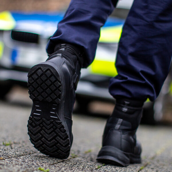 231303 SFC Defense High Tactical boots O2 ESD17 Goede schoenen zijn cruciaal voor comfort tijdens lange diensturen en tactische activiteiten. De Defense High is een veelzijdige Tactical schoen die geschikt is voor verschillende werkgebieden, zoals defensie tijdens militaire activiteiten, bij de politie, tijdens outdoortrips en in de securitysector. Deze schoen brengt veel comfort dankzij de EVA-middenzool, die zorgt voor perfecte demping. De unieke antislipzool van SFC staat bekend om zijn grip op verschillende ondergronden. Bovendien is de schoen waterdicht en ontworpen om water af te stoten, zodat je voeten droog blijven in alle omstandigheden. De Defense High heeft een ritssluiting om de schoen gemakkelijk aan en uit te trekken en een uitneembare dempende binnenzool. De SFC antislip buitenzool met tripguard zorgt voor optimale grip op snel wisselende ondergronden en de EVA-tussenzool biedt extra comfortabele demping. Deze schoenen zijn geschikt voor zowel mannen als vrouwen en bieden ook ESD-bescherming. Dit betekent dat de schoenen statische elektrische lading voorkomen door snelle ontlading van statische elektriciteit. De lage weerstand van de schoenen zorgt ervoor dat de drager zichzelf niet (op)laadt, waardoor hij/zij zichzelf en omliggende apparatuur beschermt. De Defense High is CE-gecertificeerd O2 SRC volgens EN ISO 20347:2012 normen en voldoet aan alle vereisten voor professionele werkschoenen. Voor meer informatie over de specificaties en technische details van deze schoen, raadpleeg de spec/tech sheet. <a title="Maattabel" href="https://dump.dev.newagents.nl/wp-content/uploads/2023/01/231303-SFC-Defense-High-Tactical-boots-O2-ESD-spec-tech-sheet.pdf" target="_blank" rel="noopener noreferrer"><button><span style="color: #ef471f; font-size: medium;"><strong>Spec/Tech sheet</strong></span></button></a> <a title="Maattabel" href="https://dump.dev.newagents.nl/wp-content/uploads/2023/01/231303-SFC-Defense-High-Tactical-boots-O2-ESD-CE-certificaat.pdf" target="_blank" rel="noopener noreferrer"><button><span style="color: #ef471f; font-size: medium;"><strong>CE-Certificaat</strong></span></button></a>