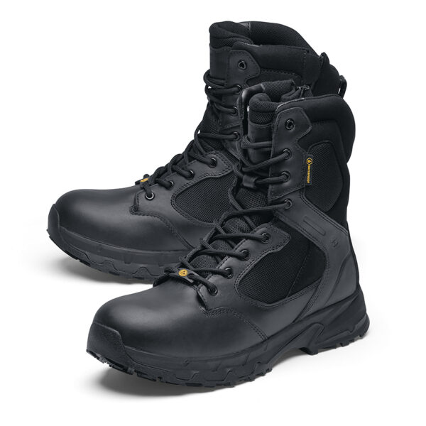 231303 SFC Defense High Tactical boots O2 ESD2 Goede schoenen zijn cruciaal voor comfort tijdens lange diensturen en tactische activiteiten. De Defense High is een veelzijdige Tactical schoen die geschikt is voor verschillende werkgebieden, zoals defensie tijdens militaire activiteiten, bij de politie, tijdens outdoortrips en in de securitysector. Deze schoen brengt veel comfort dankzij de EVA-middenzool, die zorgt voor perfecte demping. De unieke antislipzool van SFC staat bekend om zijn grip op verschillende ondergronden. Bovendien is de schoen waterdicht en ontworpen om water af te stoten, zodat je voeten droog blijven in alle omstandigheden. De Defense High heeft een ritssluiting om de schoen gemakkelijk aan en uit te trekken en een uitneembare dempende binnenzool. De SFC antislip buitenzool met tripguard zorgt voor optimale grip op snel wisselende ondergronden en de EVA-tussenzool biedt extra comfortabele demping. Deze schoenen zijn geschikt voor zowel mannen als vrouwen en bieden ook ESD-bescherming. Dit betekent dat de schoenen statische elektrische lading voorkomen door snelle ontlading van statische elektriciteit. De lage weerstand van de schoenen zorgt ervoor dat de drager zichzelf niet (op)laadt, waardoor hij/zij zichzelf en omliggende apparatuur beschermt. De Defense High is CE-gecertificeerd O2 SRC volgens EN ISO 20347:2012 normen en voldoet aan alle vereisten voor professionele werkschoenen. Voor meer informatie over de specificaties en technische details van deze schoen, raadpleeg de spec/tech sheet. <a title="Maattabel" href="https://dump.dev.newagents.nl/wp-content/uploads/2023/01/231303-SFC-Defense-High-Tactical-boots-O2-ESD-spec-tech-sheet.pdf" target="_blank" rel="noopener noreferrer"><button><span style="color: #ef471f; font-size: medium;"><strong>Spec/Tech sheet</strong></span></button></a> <a title="Maattabel" href="https://dump.dev.newagents.nl/wp-content/uploads/2023/01/231303-SFC-Defense-High-Tactical-boots-O2-ESD-CE-certificaat.pdf" target="_blank" rel="noopener noreferrer"><button><span style="color: #ef471f; font-size: medium;"><strong>CE-Certificaat</strong></span></button></a>