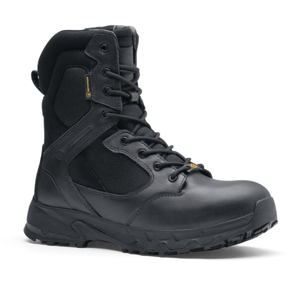 231303 SFC Defense High Tactical boots O2 ESD3 Goede schoenen zijn cruciaal voor comfort tijdens lange diensturen en tactische activiteiten. De Defense High is een veelzijdige Tactical schoen die geschikt is voor verschillende werkgebieden, zoals defensie tijdens militaire activiteiten, bij de politie, tijdens outdoortrips en in de securitysector. Deze schoen brengt veel comfort dankzij de EVA-middenzool, die zorgt voor perfecte demping. De unieke antislipzool van SFC staat bekend om zijn grip op verschillende ondergronden. Bovendien is de schoen waterdicht en ontworpen om water af te stoten, zodat je voeten droog blijven in alle omstandigheden. De Defense High heeft een ritssluiting om de schoen gemakkelijk aan en uit te trekken en een uitneembare dempende binnenzool. De SFC antislip buitenzool met tripguard zorgt voor optimale grip op snel wisselende ondergronden en de EVA-tussenzool biedt extra comfortabele demping. Deze schoenen zijn geschikt voor zowel mannen als vrouwen en bieden ook ESD-bescherming. Dit betekent dat de schoenen statische elektrische lading voorkomen door snelle ontlading van statische elektriciteit. De lage weerstand van de schoenen zorgt ervoor dat de drager zichzelf niet (op)laadt, waardoor hij/zij zichzelf en omliggende apparatuur beschermt. De Defense High is CE-gecertificeerd O2 SRC volgens EN ISO 20347:2012 normen en voldoet aan alle vereisten voor professionele werkschoenen. Voor meer informatie over de specificaties en technische details van deze schoen, raadpleeg de spec/tech sheet. <a title="Maattabel" href="https://dump.dev.newagents.nl/wp-content/uploads/2023/01/231303-SFC-Defense-High-Tactical-boots-O2-ESD-spec-tech-sheet.pdf" target="_blank" rel="noopener noreferrer"><button><span style="color: #ef471f; font-size: medium;"><strong>Spec/Tech sheet</strong></span></button></a> <a title="Maattabel" href="https://dump.dev.newagents.nl/wp-content/uploads/2023/01/231303-SFC-Defense-High-Tactical-boots-O2-ESD-CE-certificaat.pdf" target="_blank" rel="noopener noreferrer"><button><span style="color: #ef471f; font-size: medium;"><strong>CE-Certificaat</strong></span></button></a>
