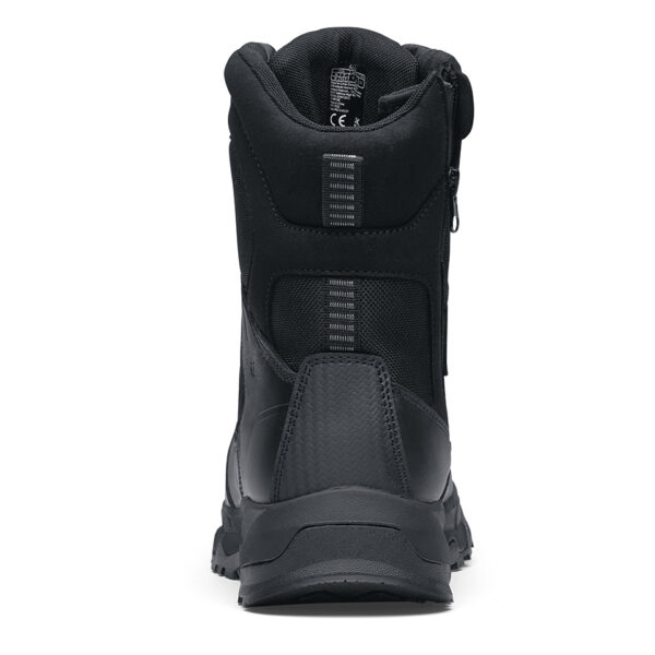 231303 SFC Defense High Tactical boots O2 ESD6 Goede schoenen zijn cruciaal voor comfort tijdens lange diensturen en tactische activiteiten. De Defense High is een veelzijdige Tactical schoen die geschikt is voor verschillende werkgebieden, zoals defensie tijdens militaire activiteiten, bij de politie, tijdens outdoortrips en in de securitysector. Deze schoen brengt veel comfort dankzij de EVA-middenzool, die zorgt voor perfecte demping. De unieke antislipzool van SFC staat bekend om zijn grip op verschillende ondergronden. Bovendien is de schoen waterdicht en ontworpen om water af te stoten, zodat je voeten droog blijven in alle omstandigheden. De Defense High heeft een ritssluiting om de schoen gemakkelijk aan en uit te trekken en een uitneembare dempende binnenzool. De SFC antislip buitenzool met tripguard zorgt voor optimale grip op snel wisselende ondergronden en de EVA-tussenzool biedt extra comfortabele demping. Deze schoenen zijn geschikt voor zowel mannen als vrouwen en bieden ook ESD-bescherming. Dit betekent dat de schoenen statische elektrische lading voorkomen door snelle ontlading van statische elektriciteit. De lage weerstand van de schoenen zorgt ervoor dat de drager zichzelf niet (op)laadt, waardoor hij/zij zichzelf en omliggende apparatuur beschermt. De Defense High is CE-gecertificeerd O2 SRC volgens EN ISO 20347:2012 normen en voldoet aan alle vereisten voor professionele werkschoenen. Voor meer informatie over de specificaties en technische details van deze schoen, raadpleeg de spec/tech sheet. <a title="Maattabel" href="https://dump.dev.newagents.nl/wp-content/uploads/2023/01/231303-SFC-Defense-High-Tactical-boots-O2-ESD-spec-tech-sheet.pdf" target="_blank" rel="noopener noreferrer"><button><span style="color: #ef471f; font-size: medium;"><strong>Spec/Tech sheet</strong></span></button></a> <a title="Maattabel" href="https://dump.dev.newagents.nl/wp-content/uploads/2023/01/231303-SFC-Defense-High-Tactical-boots-O2-ESD-CE-certificaat.pdf" target="_blank" rel="noopener noreferrer"><button><span style="color: #ef471f; font-size: medium;"><strong>CE-Certificaat</strong></span></button></a>