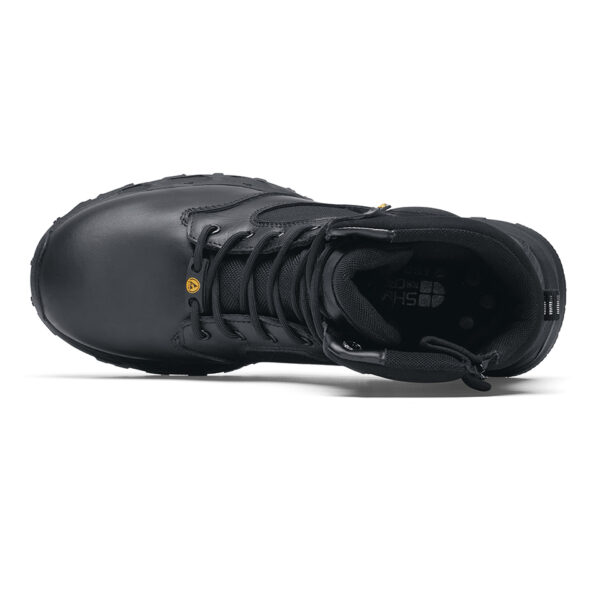 231303 SFC Defense High Tactical boots O2 ESD8 Goede schoenen zijn cruciaal voor comfort tijdens lange diensturen en tactische activiteiten. De Defense High is een veelzijdige Tactical schoen die geschikt is voor verschillende werkgebieden, zoals defensie tijdens militaire activiteiten, bij de politie, tijdens outdoortrips en in de securitysector. Deze schoen brengt veel comfort dankzij de EVA-middenzool, die zorgt voor perfecte demping. De unieke antislipzool van SFC staat bekend om zijn grip op verschillende ondergronden. Bovendien is de schoen waterdicht en ontworpen om water af te stoten, zodat je voeten droog blijven in alle omstandigheden. De Defense High heeft een ritssluiting om de schoen gemakkelijk aan en uit te trekken en een uitneembare dempende binnenzool. De SFC antislip buitenzool met tripguard zorgt voor optimale grip op snel wisselende ondergronden en de EVA-tussenzool biedt extra comfortabele demping. Deze schoenen zijn geschikt voor zowel mannen als vrouwen en bieden ook ESD-bescherming. Dit betekent dat de schoenen statische elektrische lading voorkomen door snelle ontlading van statische elektriciteit. De lage weerstand van de schoenen zorgt ervoor dat de drager zichzelf niet (op)laadt, waardoor hij/zij zichzelf en omliggende apparatuur beschermt. De Defense High is CE-gecertificeerd O2 SRC volgens EN ISO 20347:2012 normen en voldoet aan alle vereisten voor professionele werkschoenen. Voor meer informatie over de specificaties en technische details van deze schoen, raadpleeg de spec/tech sheet. <a title="Maattabel" href="https://dump.dev.newagents.nl/wp-content/uploads/2023/01/231303-SFC-Defense-High-Tactical-boots-O2-ESD-spec-tech-sheet.pdf" target="_blank" rel="noopener noreferrer"><button><span style="color: #ef471f; font-size: medium;"><strong>Spec/Tech sheet</strong></span></button></a> <a title="Maattabel" href="https://dump.dev.newagents.nl/wp-content/uploads/2023/01/231303-SFC-Defense-High-Tactical-boots-O2-ESD-CE-certificaat.pdf" target="_blank" rel="noopener noreferrer"><button><span style="color: #ef471f; font-size: medium;"><strong>CE-Certificaat</strong></span></button></a>