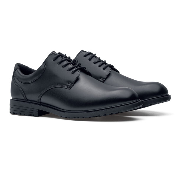 231304 SFC Cambridge GL Security Shoes O2 ESD De Cambridge schoen is een must-have tijdens lange diensturen en beveiligingsactiviteiten. Deze nette schoen is toepasbaar in verschillende werkvelden en perfect voor de beveiligings- en security sector, maar ook voor een managersfunctie in een horecagelegenheid. De Cambridge is een solide schoen die voorzien is van de bekende SFC unieke antislip zool. De grotere oppervlakte van de buitenzool zorgt voor een betere slipweerstand en de schoen is voorzien van een stalen cambreur. De Cambridge schoen is CE-gecertificeerd en voldoet aan de OB, E, en SRC normen volgens de EN ISO 20347:2012 standaarden. De schoen heeft uitneembare opgevulde binnenzolen en een opgevulde comfort-rand, waardoor ze comfortabel zitten tijdens lange diensturen. Bovendien is de schoen gemakkelijk schoon te maken en heeft hij een duurzame lederen bovenkant. De 360° met stiksel versterkte buitenzool zorgt voor extra stevigheid en duurzaamheid. Kortom, de Cambridge schoen is een hoogwaardige schoen die geschikt is voor verschillende werkvelden en die u de hele dag door comfortabel zal dragen. Bekijk de spec/tech sheet voor nog meer informatie en bestel nu bij deDump.nl! <a title="Maattabel" href="https://dump.dev.newagents.nl/wp-content/uploads/2023/01/231304-SFC-Cambridge-GL-Security-Shoes-O2-ESD22.pdf" target="_blank" rel="noopener noreferrer"><button><span style="color: #ef471f; font-size: medium;"><strong>Spec/Tech sheet</strong></span></button></a> <a title="Maattabel" href="https://dump.dev.newagents.nl/wp-content/uploads/2023/01/231304-SFC-Cambridge-GL-Security-Shoes-O2-ESD23.pdf" target="_blank" rel="noopener noreferrer"><button><span style="color: #ef471f; font-size: medium;"><strong>CE-Certificaat</strong></span></button></a>