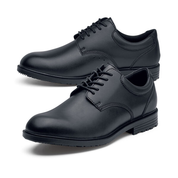 231304 SFC Cambridge GL Security Shoes O2 ESD1 De Cambridge schoen is een must-have tijdens lange diensturen en beveiligingsactiviteiten. Deze nette schoen is toepasbaar in verschillende werkvelden en perfect voor de beveiligings- en security sector, maar ook voor een managersfunctie in een horecagelegenheid. De Cambridge is een solide schoen die voorzien is van de bekende SFC unieke antislip zool. De grotere oppervlakte van de buitenzool zorgt voor een betere slipweerstand en de schoen is voorzien van een stalen cambreur. De Cambridge schoen is CE-gecertificeerd en voldoet aan de OB, E, en SRC normen volgens de EN ISO 20347:2012 standaarden. De schoen heeft uitneembare opgevulde binnenzolen en een opgevulde comfort-rand, waardoor ze comfortabel zitten tijdens lange diensturen. Bovendien is de schoen gemakkelijk schoon te maken en heeft hij een duurzame lederen bovenkant. De 360° met stiksel versterkte buitenzool zorgt voor extra stevigheid en duurzaamheid. Kortom, de Cambridge schoen is een hoogwaardige schoen die geschikt is voor verschillende werkvelden en die u de hele dag door comfortabel zal dragen. Bekijk de spec/tech sheet voor nog meer informatie en bestel nu bij deDump.nl! <a title="Maattabel" href="https://dump.dev.newagents.nl/wp-content/uploads/2023/01/231304-SFC-Cambridge-GL-Security-Shoes-O2-ESD22.pdf" target="_blank" rel="noopener noreferrer"><button><span style="color: #ef471f; font-size: medium;"><strong>Spec/Tech sheet</strong></span></button></a> <a title="Maattabel" href="https://dump.dev.newagents.nl/wp-content/uploads/2023/01/231304-SFC-Cambridge-GL-Security-Shoes-O2-ESD23.pdf" target="_blank" rel="noopener noreferrer"><button><span style="color: #ef471f; font-size: medium;"><strong>CE-Certificaat</strong></span></button></a>