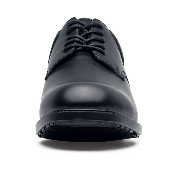 231304 SFC Cambridge GL Security Shoes O2 ESD4 De Cambridge schoen is een must-have tijdens lange diensturen en beveiligingsactiviteiten. Deze nette schoen is toepasbaar in verschillende werkvelden en perfect voor de beveiligings- en security sector, maar ook voor een managersfunctie in een horecagelegenheid. De Cambridge is een solide schoen die voorzien is van de bekende SFC unieke antislip zool. De grotere oppervlakte van de buitenzool zorgt voor een betere slipweerstand en de schoen is voorzien van een stalen cambreur. De Cambridge schoen is CE-gecertificeerd en voldoet aan de OB, E, en SRC normen volgens de EN ISO 20347:2012 standaarden. De schoen heeft uitneembare opgevulde binnenzolen en een opgevulde comfort-rand, waardoor ze comfortabel zitten tijdens lange diensturen. Bovendien is de schoen gemakkelijk schoon te maken en heeft hij een duurzame lederen bovenkant. De 360° met stiksel versterkte buitenzool zorgt voor extra stevigheid en duurzaamheid. Kortom, de Cambridge schoen is een hoogwaardige schoen die geschikt is voor verschillende werkvelden en die u de hele dag door comfortabel zal dragen. Bekijk de spec/tech sheet voor nog meer informatie en bestel nu bij deDump.nl! <a title="Maattabel" href="https://dump.dev.newagents.nl/wp-content/uploads/2023/01/231304-SFC-Cambridge-GL-Security-Shoes-O2-ESD22.pdf" target="_blank" rel="noopener noreferrer"><button><span style="color: #ef471f; font-size: medium;"><strong>Spec/Tech sheet</strong></span></button></a> <a title="Maattabel" href="https://dump.dev.newagents.nl/wp-content/uploads/2023/01/231304-SFC-Cambridge-GL-Security-Shoes-O2-ESD23.pdf" target="_blank" rel="noopener noreferrer"><button><span style="color: #ef471f; font-size: medium;"><strong>CE-Certificaat</strong></span></button></a>