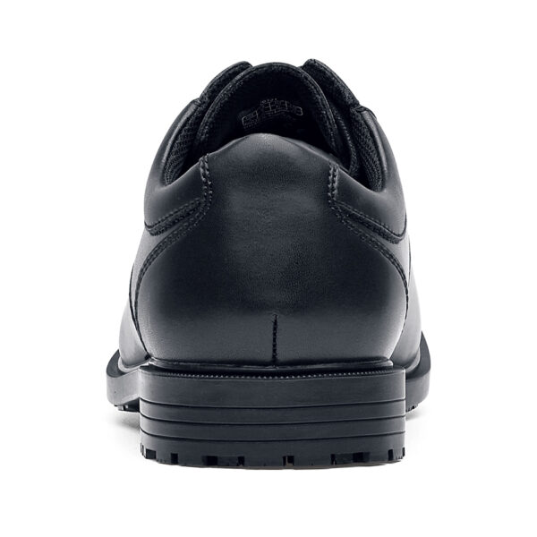 231304 SFC Cambridge GL Security Shoes O2 ESD5 De Cambridge schoen is een must-have tijdens lange diensturen en beveiligingsactiviteiten. Deze nette schoen is toepasbaar in verschillende werkvelden en perfect voor de beveiligings- en security sector, maar ook voor een managersfunctie in een horecagelegenheid. De Cambridge is een solide schoen die voorzien is van de bekende SFC unieke antislip zool. De grotere oppervlakte van de buitenzool zorgt voor een betere slipweerstand en de schoen is voorzien van een stalen cambreur. De Cambridge schoen is CE-gecertificeerd en voldoet aan de OB, E, en SRC normen volgens de EN ISO 20347:2012 standaarden. De schoen heeft uitneembare opgevulde binnenzolen en een opgevulde comfort-rand, waardoor ze comfortabel zitten tijdens lange diensturen. Bovendien is de schoen gemakkelijk schoon te maken en heeft hij een duurzame lederen bovenkant. De 360° met stiksel versterkte buitenzool zorgt voor extra stevigheid en duurzaamheid. Kortom, de Cambridge schoen is een hoogwaardige schoen die geschikt is voor verschillende werkvelden en die u de hele dag door comfortabel zal dragen. Bekijk de spec/tech sheet voor nog meer informatie en bestel nu bij deDump.nl! <a title="Maattabel" href="https://dump.dev.newagents.nl/wp-content/uploads/2023/01/231304-SFC-Cambridge-GL-Security-Shoes-O2-ESD22.pdf" target="_blank" rel="noopener noreferrer"><button><span style="color: #ef471f; font-size: medium;"><strong>Spec/Tech sheet</strong></span></button></a> <a title="Maattabel" href="https://dump.dev.newagents.nl/wp-content/uploads/2023/01/231304-SFC-Cambridge-GL-Security-Shoes-O2-ESD23.pdf" target="_blank" rel="noopener noreferrer"><button><span style="color: #ef471f; font-size: medium;"><strong>CE-Certificaat</strong></span></button></a>