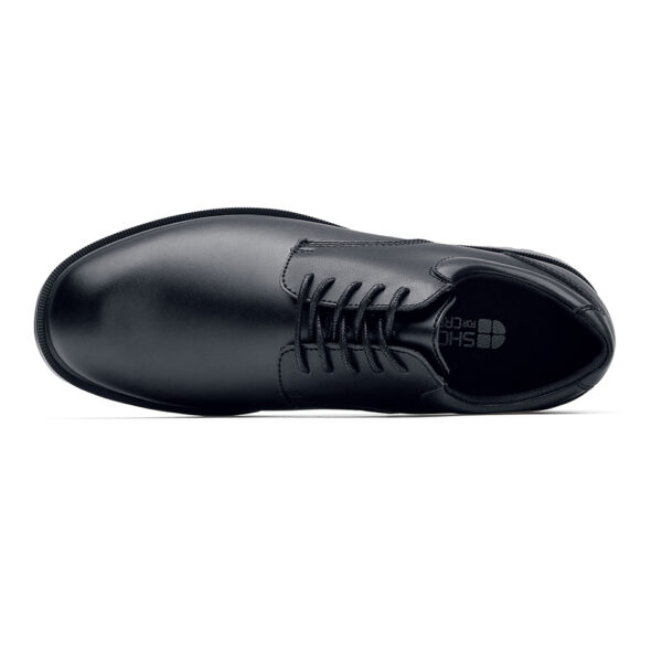231304 SFC Cambridge GL Security Shoes O2 ESD6 De Cambridge schoen is een must-have tijdens lange diensturen en beveiligingsactiviteiten. Deze nette schoen is toepasbaar in verschillende werkvelden en perfect voor de beveiligings- en security sector, maar ook voor een managersfunctie in een horecagelegenheid. De Cambridge is een solide schoen die voorzien is van de bekende SFC unieke antislip zool. De grotere oppervlakte van de buitenzool zorgt voor een betere slipweerstand en de schoen is voorzien van een stalen cambreur. De Cambridge schoen is CE-gecertificeerd en voldoet aan de OB, E, en SRC normen volgens de EN ISO 20347:2012 standaarden. De schoen heeft uitneembare opgevulde binnenzolen en een opgevulde comfort-rand, waardoor ze comfortabel zitten tijdens lange diensturen. Bovendien is de schoen gemakkelijk schoon te maken en heeft hij een duurzame lederen bovenkant. De 360° met stiksel versterkte buitenzool zorgt voor extra stevigheid en duurzaamheid. Kortom, de Cambridge schoen is een hoogwaardige schoen die geschikt is voor verschillende werkvelden en die u de hele dag door comfortabel zal dragen. Bekijk de spec/tech sheet voor nog meer informatie en bestel nu bij deDump.nl! <a title="Maattabel" href="https://dump.dev.newagents.nl/wp-content/uploads/2023/01/231304-SFC-Cambridge-GL-Security-Shoes-O2-ESD22.pdf" target="_blank" rel="noopener noreferrer"><button><span style="color: #ef471f; font-size: medium;"><strong>Spec/Tech sheet</strong></span></button></a> <a title="Maattabel" href="https://dump.dev.newagents.nl/wp-content/uploads/2023/01/231304-SFC-Cambridge-GL-Security-Shoes-O2-ESD23.pdf" target="_blank" rel="noopener noreferrer"><button><span style="color: #ef471f; font-size: medium;"><strong>CE-Certificaat</strong></span></button></a>