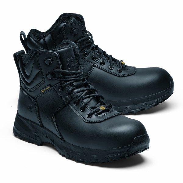 231305 SFC Guard Mid Safety Boots S3 De Guard Mid veiligheidsschoen is een must-have voor lange diensturen en beveiligingsactiviteiten. Deze S3 veiligheidsschoen is geschikt voor diverse werkterreinen, zoals de beveiligingssector, magazijnwerk, transportsector en bouw. De schoen biedt veel comfort dankzij de EVA-middenzool die zorgt voor perfecte demping en een unieke antislipzool voor betere slipweerstand. De schoenen hebben een ritsluiting voor gemakkelijk aan- en uittrekken en zijn waterdicht ontworpen om uw voeten droog te houden. Ze zijn uitgerust met een uitneembare dempende binnenzool en hebben een SFC antislip buitenzool met Tripguard, wat het mogelijk maakt om gemakkelijk te bewegen op verschillende oppervlakken. De schoenen zijn geschikt voor zowel mannen als vrouwen en zijn ESD (Electro Static Discharge) gecertificeerd. De schoenen voorkomen statische elektrische lading door snelle ontlading van statische elektriciteit. Door de lage weerstand van de schoenen zal de drager zichzelf niet (op)laden. Dit beschermt jezelf en omliggende apparatuur. De schoenen zijn CE-gecertificeerd volgens EN ISO 20345:2011 S3 SRC ESD normen. Raadpleeg de spec/tech sheet voor meer informatie. <a title="Maattabel" href="https://dump.dev.newagents.nl/wp-content/uploads/2023/01/231305-SFC-Guard-Mid-Safety-Boots-S3-spec-tech-sheet.pdf" target="_blank" rel="noopener noreferrer"><button><span style="color: #ef471f; font-size: medium;"><strong>Spec/Tech sheet</strong></span></button></a> <a title="Maattabel" href="https://dump.dev.newagents.nl/wp-content/uploads/2023/01/231305-SFC-Guard-Mid-Safety-Boots-S3-CE-certificaat.pdf" target="_blank" rel="noopener noreferrer"><button><span style="color: #ef471f; font-size: medium;"><strong>CE-Certificaat</strong></span></button></a>