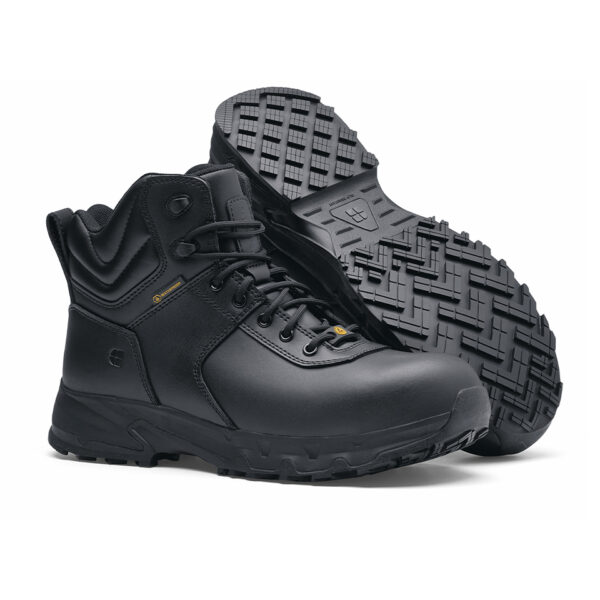 231305 SFC Guard Mid Safety Boots S31 De Guard Mid veiligheidsschoen is een must-have voor lange diensturen en beveiligingsactiviteiten. Deze S3 veiligheidsschoen is geschikt voor diverse werkterreinen, zoals de beveiligingssector, magazijnwerk, transportsector en bouw. De schoen biedt veel comfort dankzij de EVA-middenzool die zorgt voor perfecte demping en een unieke antislipzool voor betere slipweerstand. De schoenen hebben een ritsluiting voor gemakkelijk aan- en uittrekken en zijn waterdicht ontworpen om uw voeten droog te houden. Ze zijn uitgerust met een uitneembare dempende binnenzool en hebben een SFC antislip buitenzool met Tripguard, wat het mogelijk maakt om gemakkelijk te bewegen op verschillende oppervlakken. De schoenen zijn geschikt voor zowel mannen als vrouwen en zijn ESD (Electro Static Discharge) gecertificeerd. De schoenen voorkomen statische elektrische lading door snelle ontlading van statische elektriciteit. Door de lage weerstand van de schoenen zal de drager zichzelf niet (op)laden. Dit beschermt jezelf en omliggende apparatuur. De schoenen zijn CE-gecertificeerd volgens EN ISO 20345:2011 S3 SRC ESD normen. Raadpleeg de spec/tech sheet voor meer informatie. <a title="Maattabel" href="https://dump.dev.newagents.nl/wp-content/uploads/2023/01/231305-SFC-Guard-Mid-Safety-Boots-S3-spec-tech-sheet.pdf" target="_blank" rel="noopener noreferrer"><button><span style="color: #ef471f; font-size: medium;"><strong>Spec/Tech sheet</strong></span></button></a> <a title="Maattabel" href="https://dump.dev.newagents.nl/wp-content/uploads/2023/01/231305-SFC-Guard-Mid-Safety-Boots-S3-CE-certificaat.pdf" target="_blank" rel="noopener noreferrer"><button><span style="color: #ef471f; font-size: medium;"><strong>CE-Certificaat</strong></span></button></a>