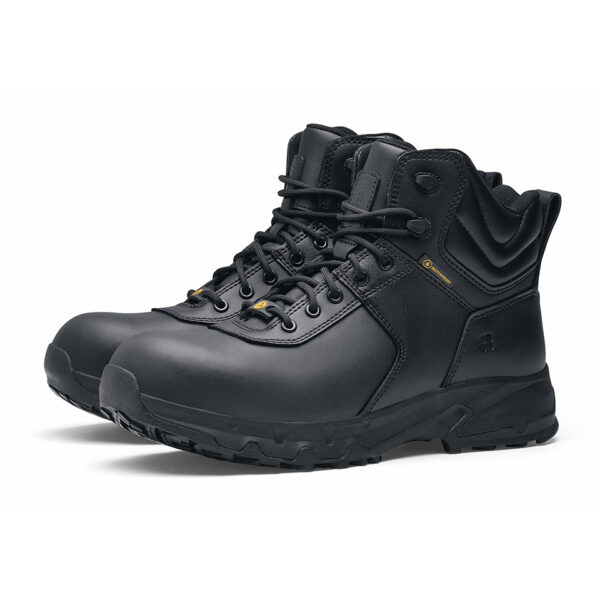 231305 SFC Guard Mid Safety Boots S312 De Guard Mid veiligheidsschoen is een must-have voor lange diensturen en beveiligingsactiviteiten. Deze S3 veiligheidsschoen is geschikt voor diverse werkterreinen, zoals de beveiligingssector, magazijnwerk, transportsector en bouw. De schoen biedt veel comfort dankzij de EVA-middenzool die zorgt voor perfecte demping en een unieke antislipzool voor betere slipweerstand. De schoenen hebben een ritsluiting voor gemakkelijk aan- en uittrekken en zijn waterdicht ontworpen om uw voeten droog te houden. Ze zijn uitgerust met een uitneembare dempende binnenzool en hebben een SFC antislip buitenzool met Tripguard, wat het mogelijk maakt om gemakkelijk te bewegen op verschillende oppervlakken. De schoenen zijn geschikt voor zowel mannen als vrouwen en zijn ESD (Electro Static Discharge) gecertificeerd. De schoenen voorkomen statische elektrische lading door snelle ontlading van statische elektriciteit. Door de lage weerstand van de schoenen zal de drager zichzelf niet (op)laden. Dit beschermt jezelf en omliggende apparatuur. De schoenen zijn CE-gecertificeerd volgens EN ISO 20345:2011 S3 SRC ESD normen. Raadpleeg de spec/tech sheet voor meer informatie. <a title="Maattabel" href="https://dump.dev.newagents.nl/wp-content/uploads/2023/01/231305-SFC-Guard-Mid-Safety-Boots-S3-spec-tech-sheet.pdf" target="_blank" rel="noopener noreferrer"><button><span style="color: #ef471f; font-size: medium;"><strong>Spec/Tech sheet</strong></span></button></a> <a title="Maattabel" href="https://dump.dev.newagents.nl/wp-content/uploads/2023/01/231305-SFC-Guard-Mid-Safety-Boots-S3-CE-certificaat.pdf" target="_blank" rel="noopener noreferrer"><button><span style="color: #ef471f; font-size: medium;"><strong>CE-Certificaat</strong></span></button></a>