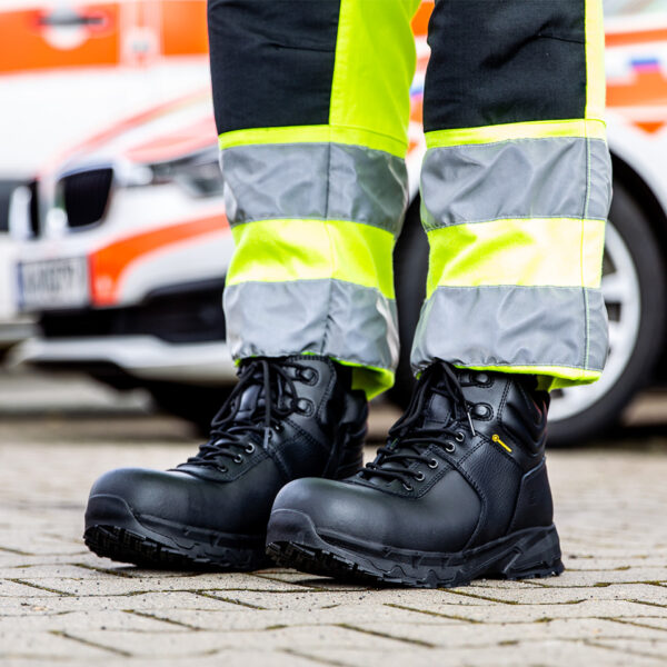 231305 SFC Guard Mid Safety Boots S316 De Guard Mid veiligheidsschoen is een must-have voor lange diensturen en beveiligingsactiviteiten. Deze S3 veiligheidsschoen is geschikt voor diverse werkterreinen, zoals de beveiligingssector, magazijnwerk, transportsector en bouw. De schoen biedt veel comfort dankzij de EVA-middenzool die zorgt voor perfecte demping en een unieke antislipzool voor betere slipweerstand. De schoenen hebben een ritsluiting voor gemakkelijk aan- en uittrekken en zijn waterdicht ontworpen om uw voeten droog te houden. Ze zijn uitgerust met een uitneembare dempende binnenzool en hebben een SFC antislip buitenzool met Tripguard, wat het mogelijk maakt om gemakkelijk te bewegen op verschillende oppervlakken. De schoenen zijn geschikt voor zowel mannen als vrouwen en zijn ESD (Electro Static Discharge) gecertificeerd. De schoenen voorkomen statische elektrische lading door snelle ontlading van statische elektriciteit. Door de lage weerstand van de schoenen zal de drager zichzelf niet (op)laden. Dit beschermt jezelf en omliggende apparatuur. De schoenen zijn CE-gecertificeerd volgens EN ISO 20345:2011 S3 SRC ESD normen. Raadpleeg de spec/tech sheet voor meer informatie. <a title="Maattabel" href="https://dump.dev.newagents.nl/wp-content/uploads/2023/01/231305-SFC-Guard-Mid-Safety-Boots-S3-spec-tech-sheet.pdf" target="_blank" rel="noopener noreferrer"><button><span style="color: #ef471f; font-size: medium;"><strong>Spec/Tech sheet</strong></span></button></a> <a title="Maattabel" href="https://dump.dev.newagents.nl/wp-content/uploads/2023/01/231305-SFC-Guard-Mid-Safety-Boots-S3-CE-certificaat.pdf" target="_blank" rel="noopener noreferrer"><button><span style="color: #ef471f; font-size: medium;"><strong>CE-Certificaat</strong></span></button></a>