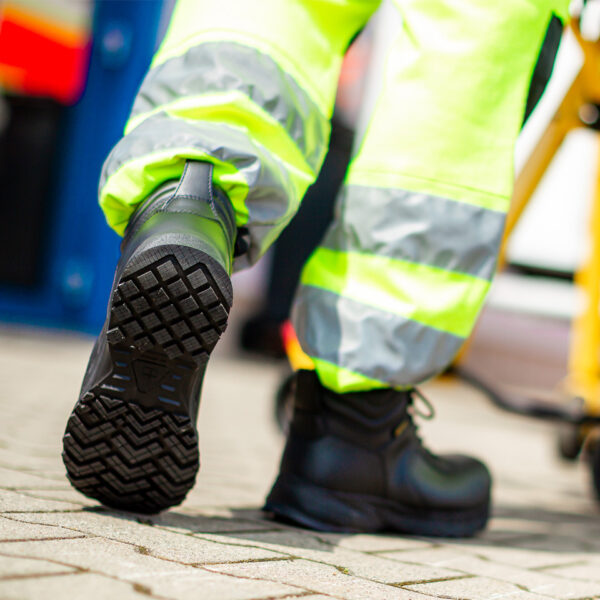231305 SFC Guard Mid Safety Boots S317 De Guard Mid veiligheidsschoen is een must-have voor lange diensturen en beveiligingsactiviteiten. Deze S3 veiligheidsschoen is geschikt voor diverse werkterreinen, zoals de beveiligingssector, magazijnwerk, transportsector en bouw. De schoen biedt veel comfort dankzij de EVA-middenzool die zorgt voor perfecte demping en een unieke antislipzool voor betere slipweerstand. De schoenen hebben een ritsluiting voor gemakkelijk aan- en uittrekken en zijn waterdicht ontworpen om uw voeten droog te houden. Ze zijn uitgerust met een uitneembare dempende binnenzool en hebben een SFC antislip buitenzool met Tripguard, wat het mogelijk maakt om gemakkelijk te bewegen op verschillende oppervlakken. De schoenen zijn geschikt voor zowel mannen als vrouwen en zijn ESD (Electro Static Discharge) gecertificeerd. De schoenen voorkomen statische elektrische lading door snelle ontlading van statische elektriciteit. Door de lage weerstand van de schoenen zal de drager zichzelf niet (op)laden. Dit beschermt jezelf en omliggende apparatuur. De schoenen zijn CE-gecertificeerd volgens EN ISO 20345:2011 S3 SRC ESD normen. Raadpleeg de spec/tech sheet voor meer informatie. <a title="Maattabel" href="https://dump.dev.newagents.nl/wp-content/uploads/2023/01/231305-SFC-Guard-Mid-Safety-Boots-S3-spec-tech-sheet.pdf" target="_blank" rel="noopener noreferrer"><button><span style="color: #ef471f; font-size: medium;"><strong>Spec/Tech sheet</strong></span></button></a> <a title="Maattabel" href="https://dump.dev.newagents.nl/wp-content/uploads/2023/01/231305-SFC-Guard-Mid-Safety-Boots-S3-CE-certificaat.pdf" target="_blank" rel="noopener noreferrer"><button><span style="color: #ef471f; font-size: medium;"><strong>CE-Certificaat</strong></span></button></a>